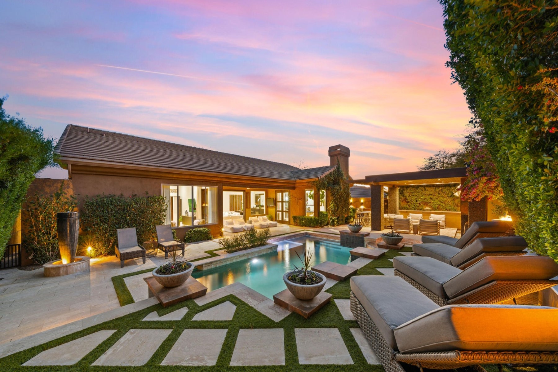 8942 E Calle De Las Brisas 