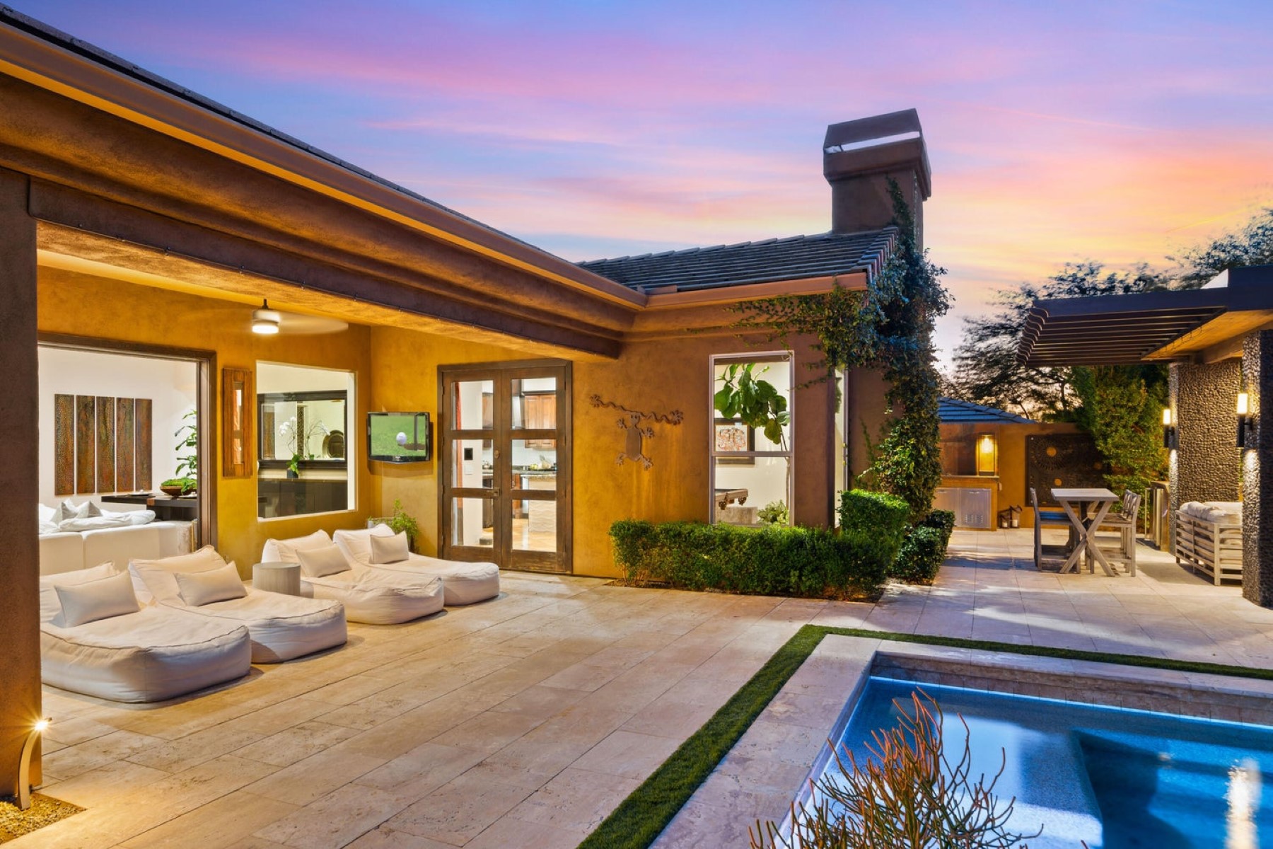 8942 E Calle De Las Brisas 