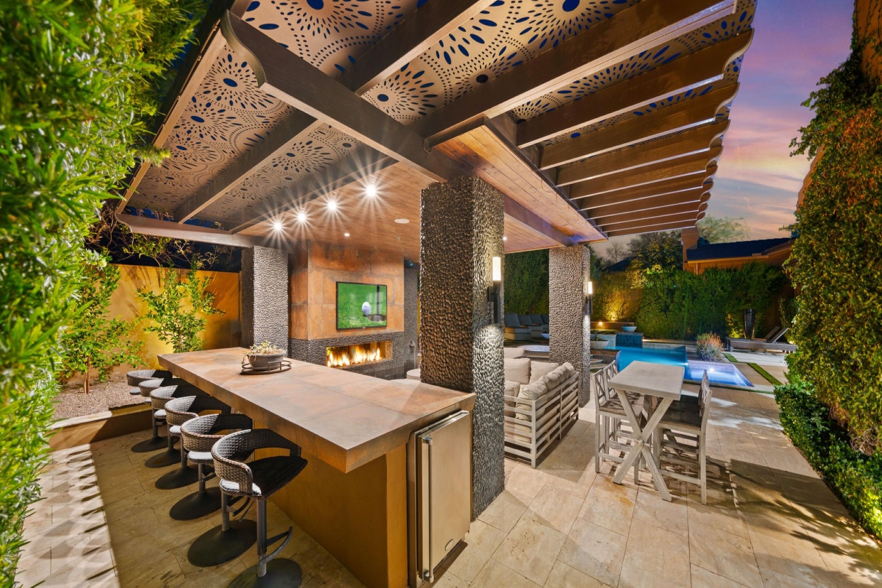 8942 E Calle De Las Brisas 