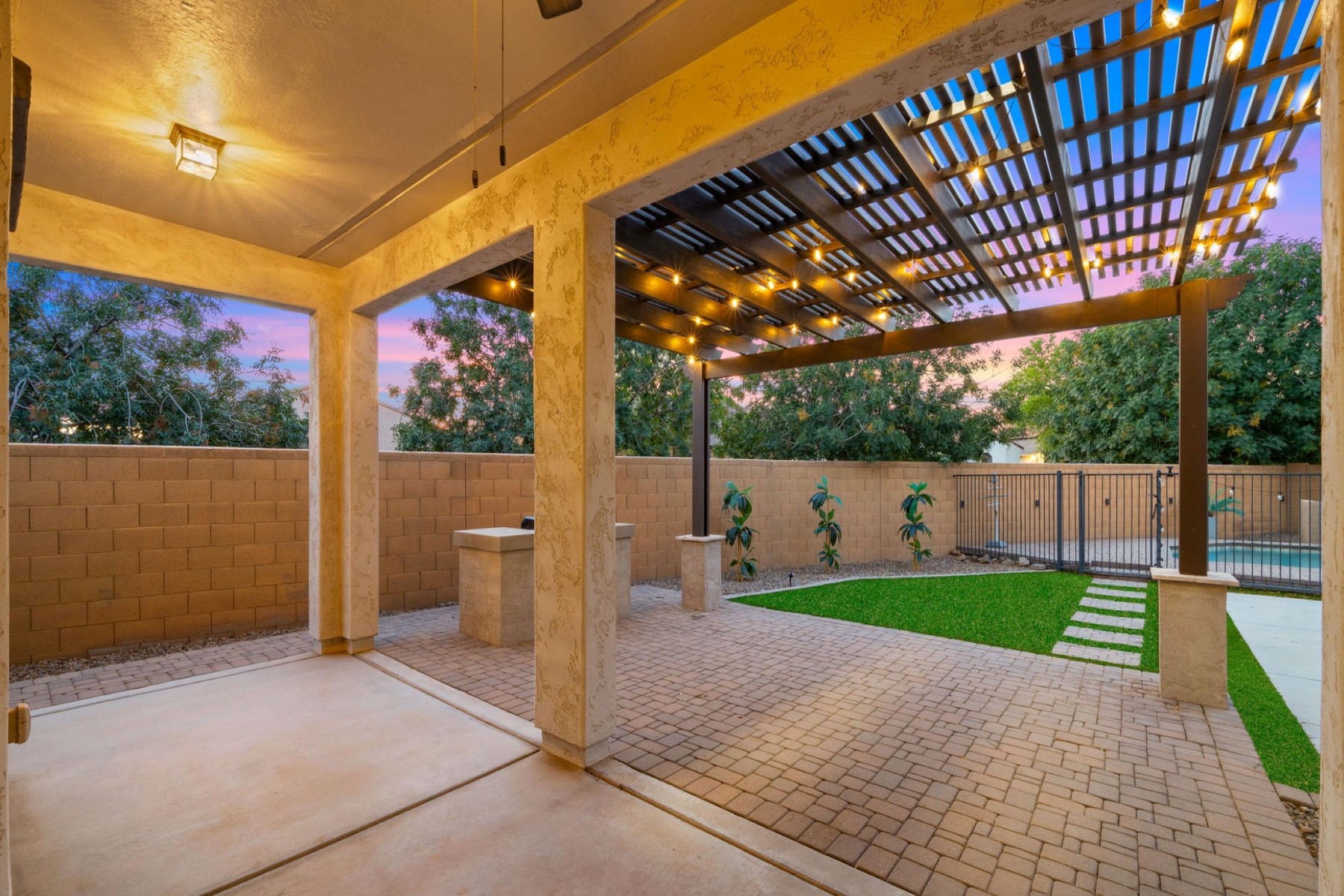 886 E Buckingham Avenue 