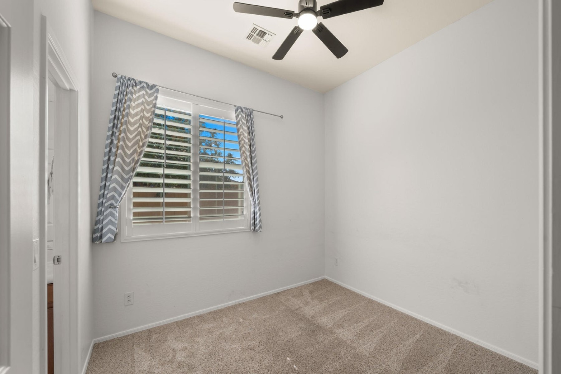 886 E Buckingham Avenue 