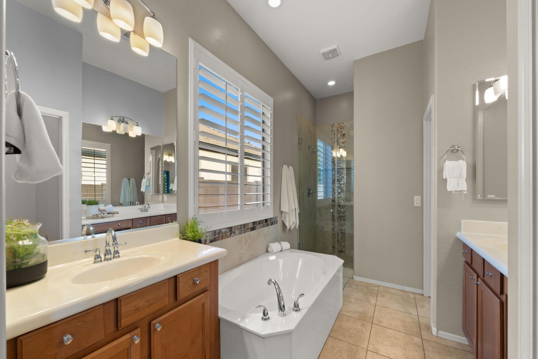 886 E Buckingham Avenue 