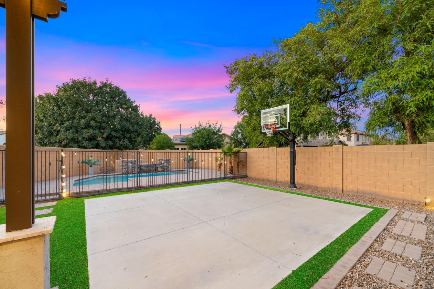 886 E Buckingham Avenue 