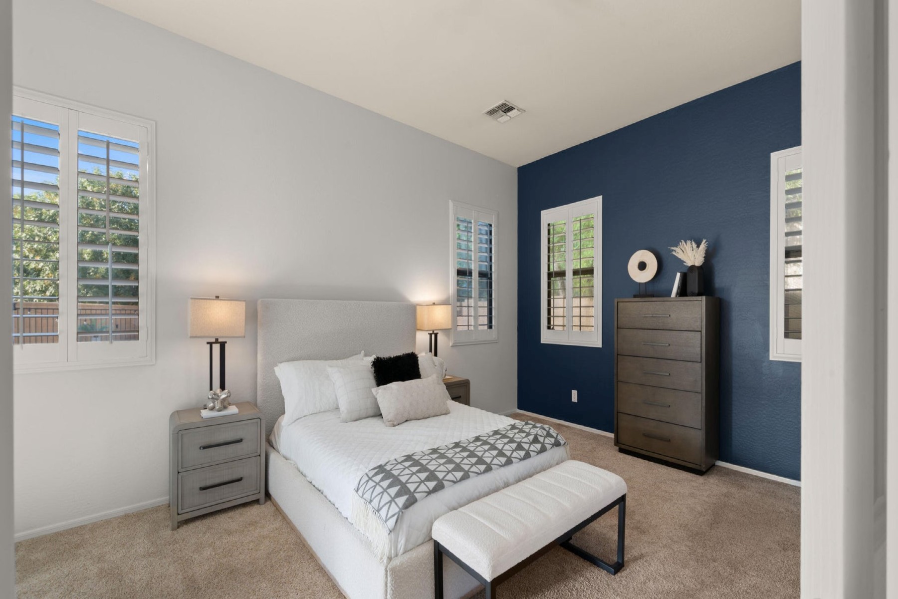 886 E Buckingham Avenue 