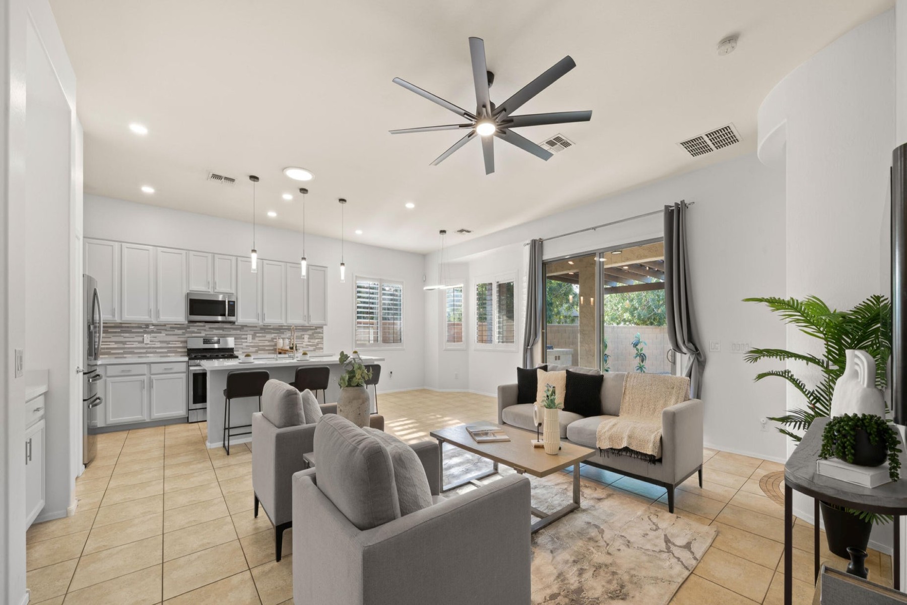 886 E Buckingham Avenue 