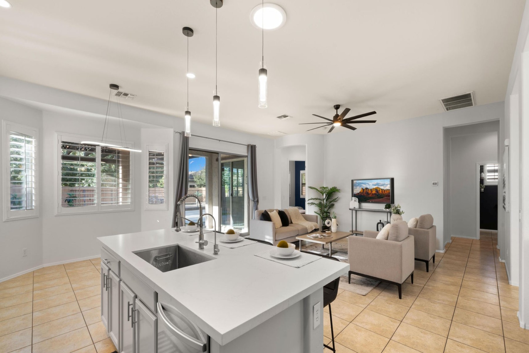 886 E Buckingham Avenue 