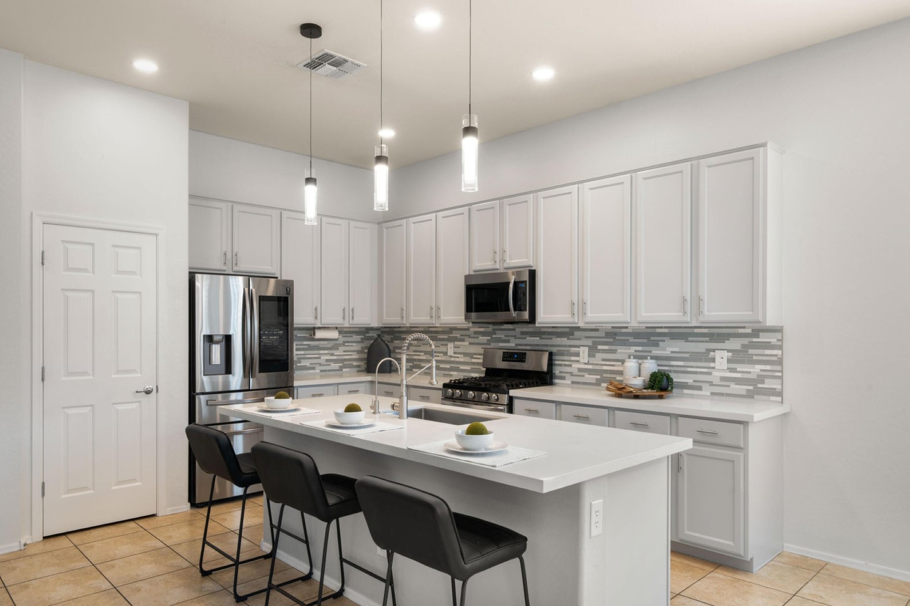 886 E Buckingham Avenue 