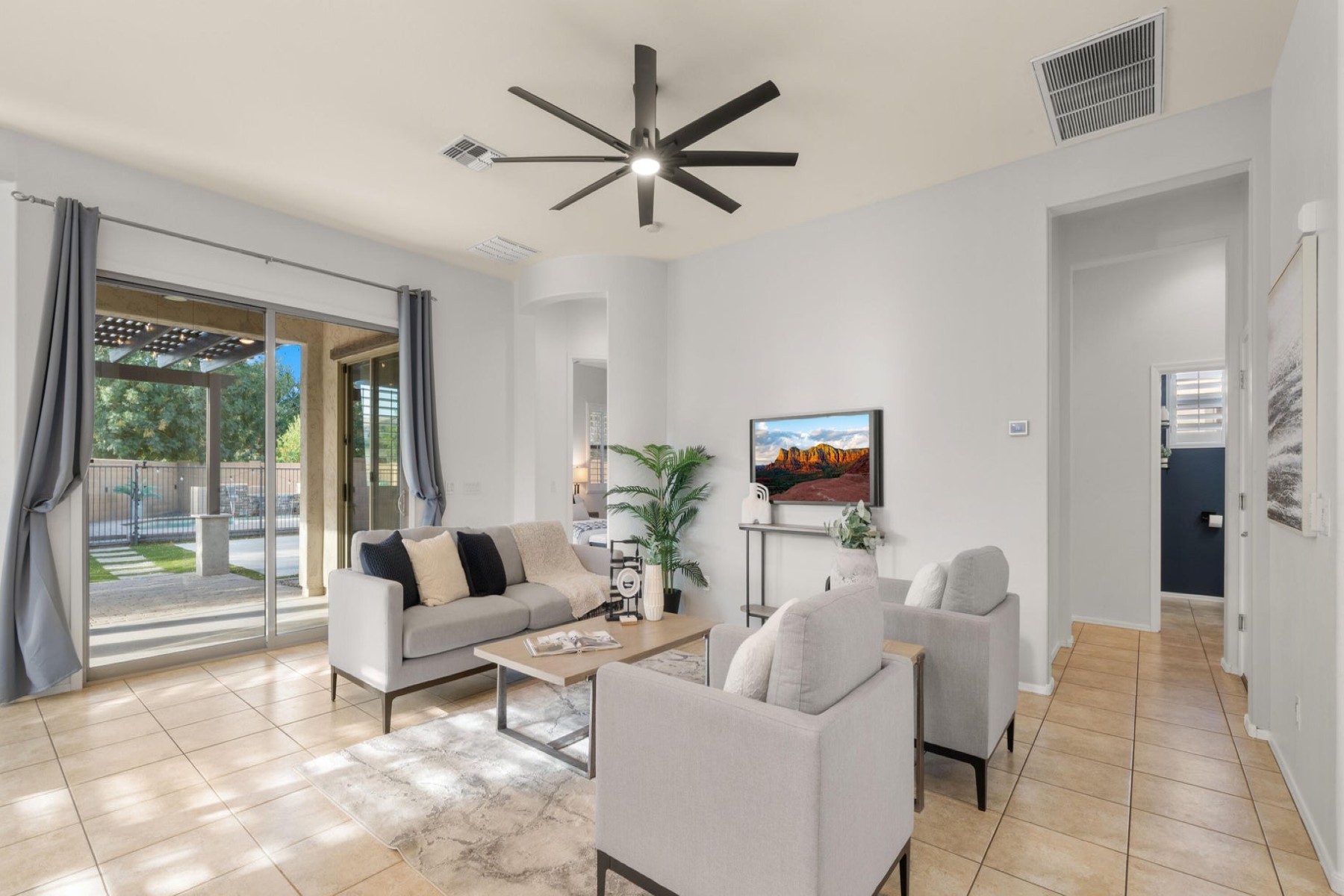 886 E Buckingham Avenue 