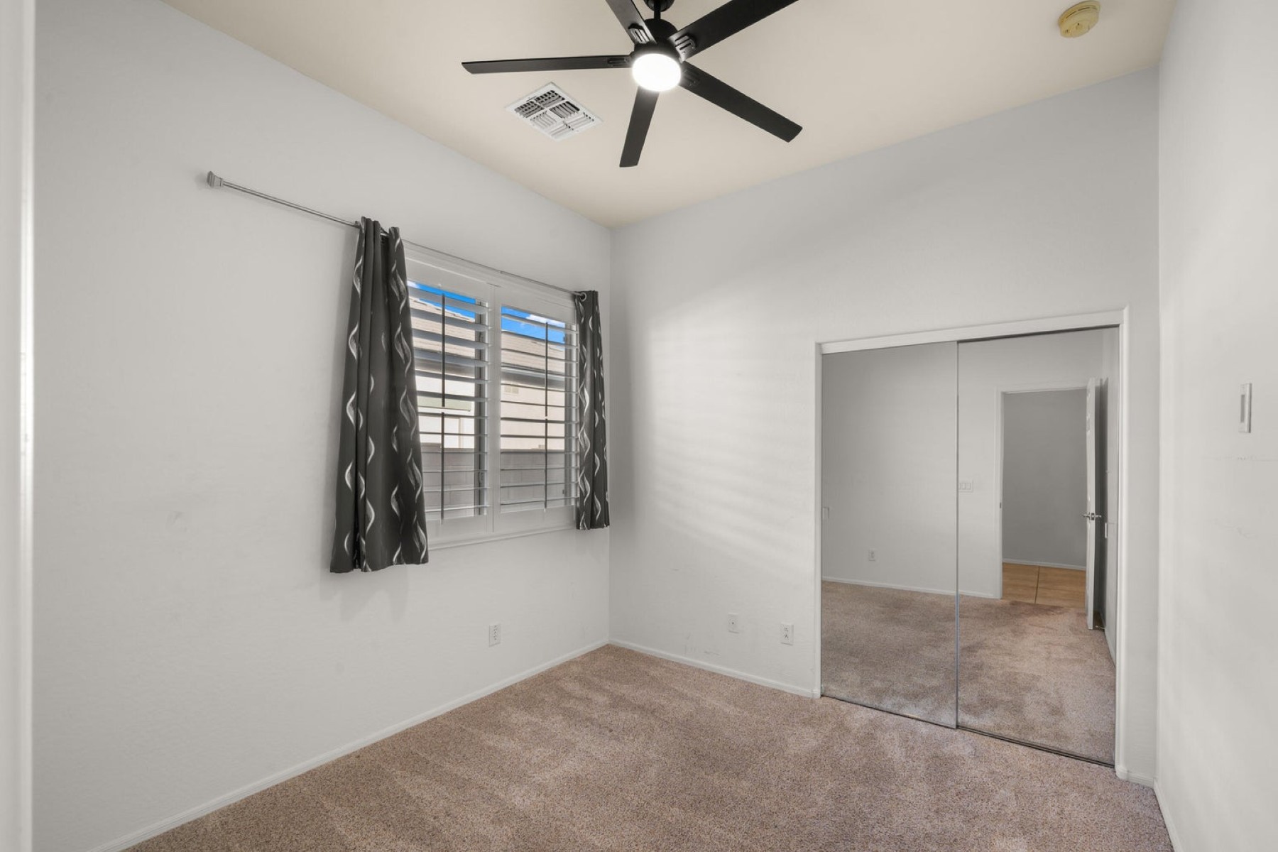 886 E Buckingham Avenue 