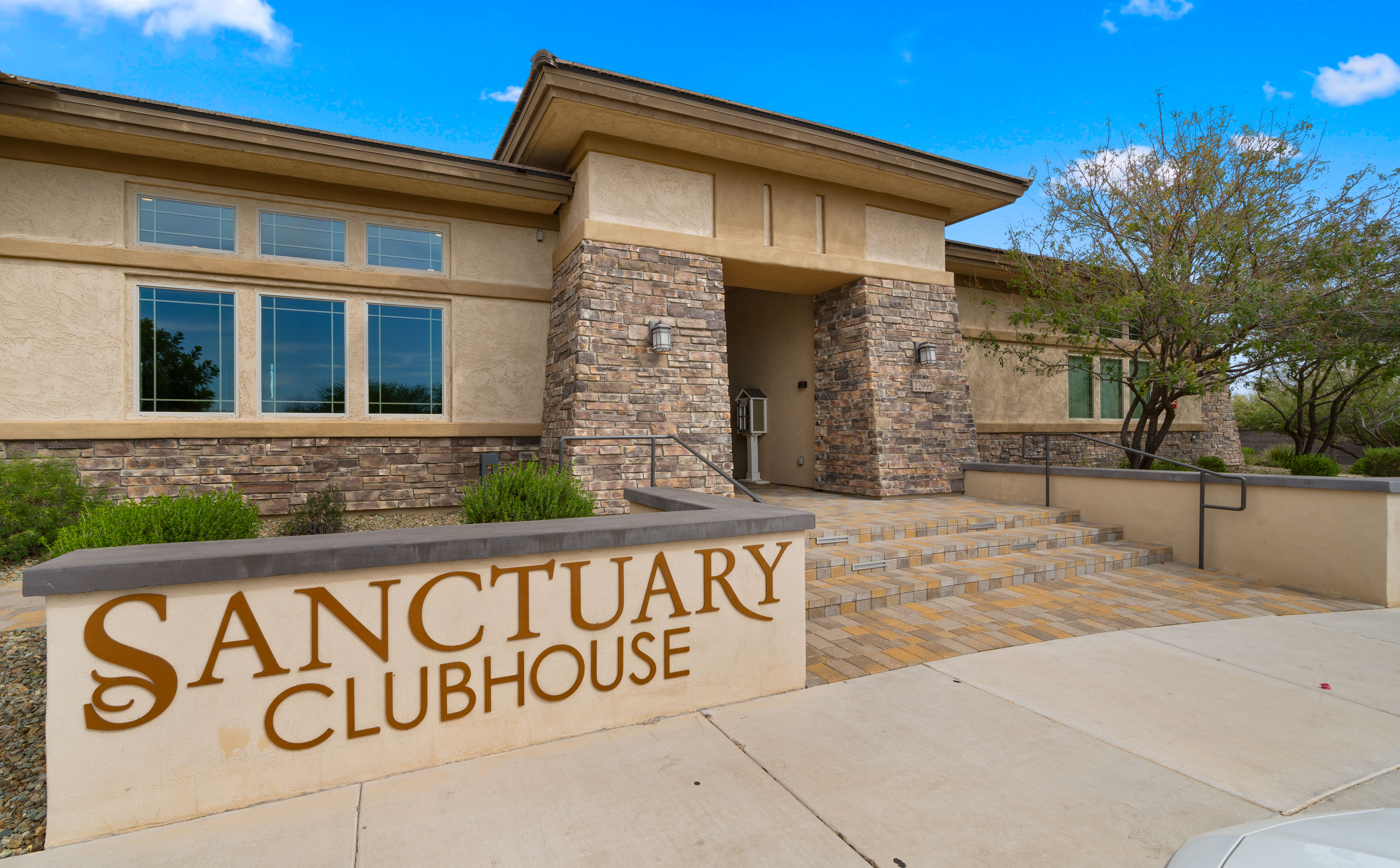 4724 E Parkside Lane 