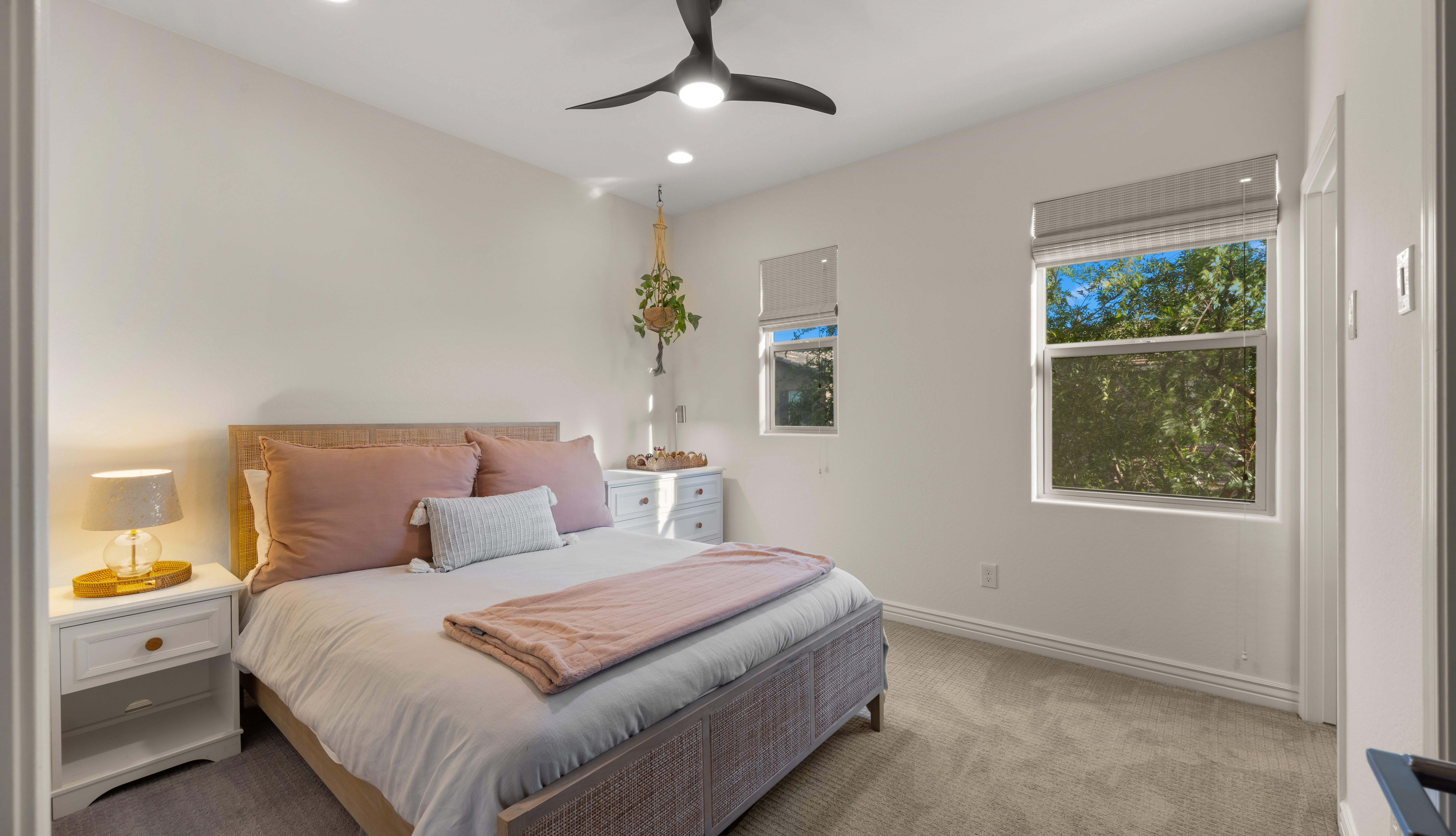 4724 E Parkside Lane 