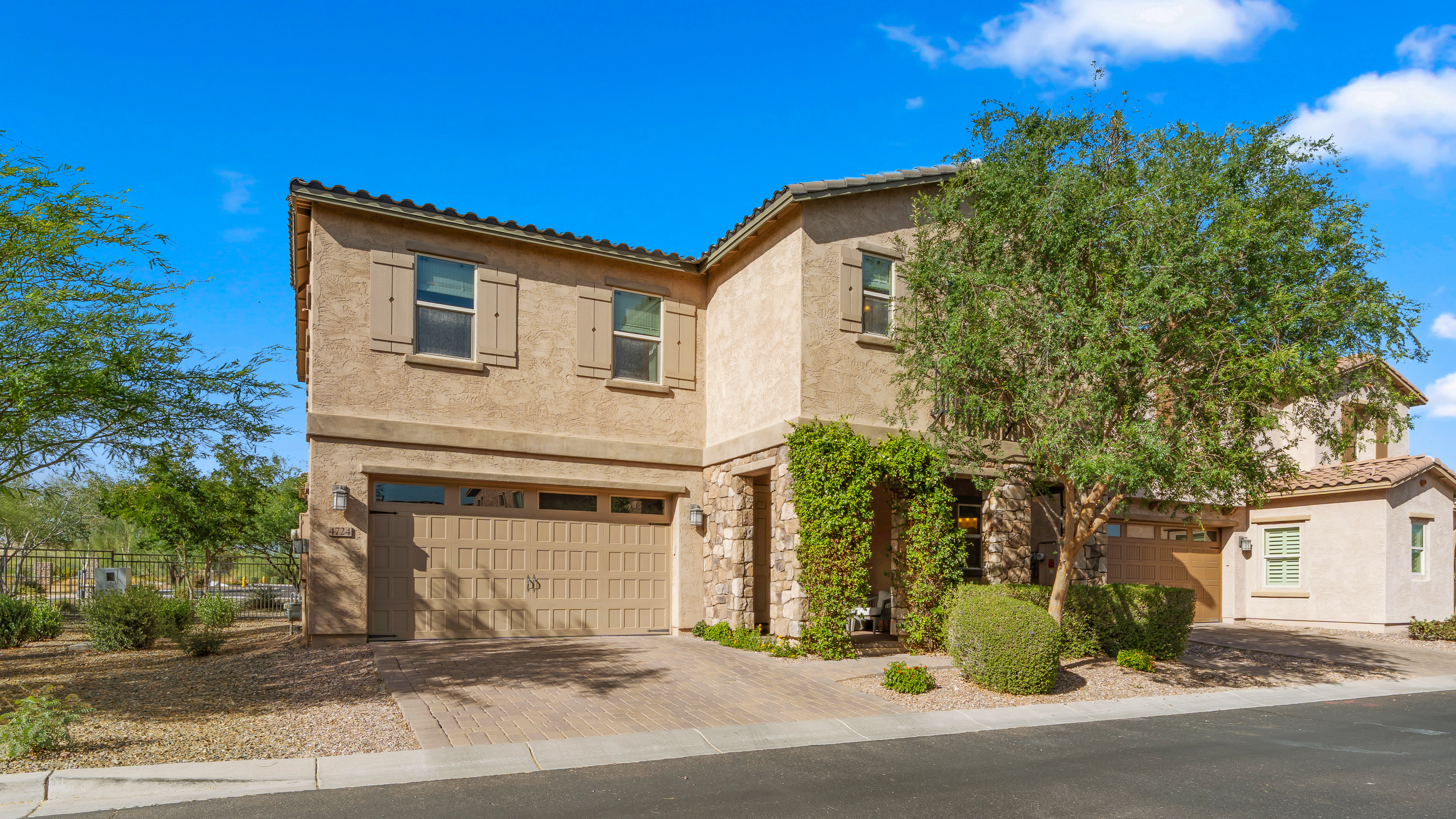 4724 E Parkside Lane 