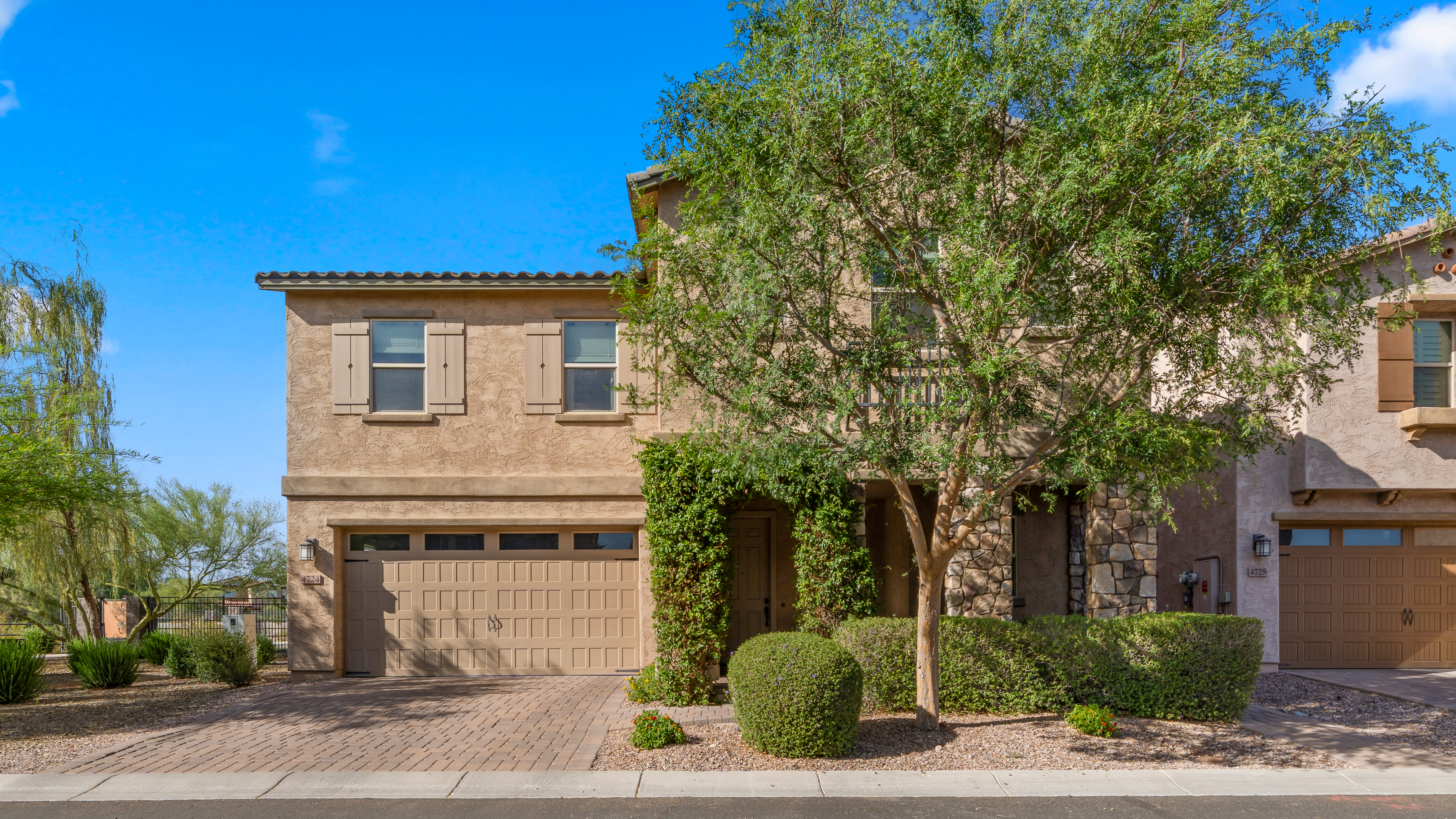 4724 E Parkside Lane 