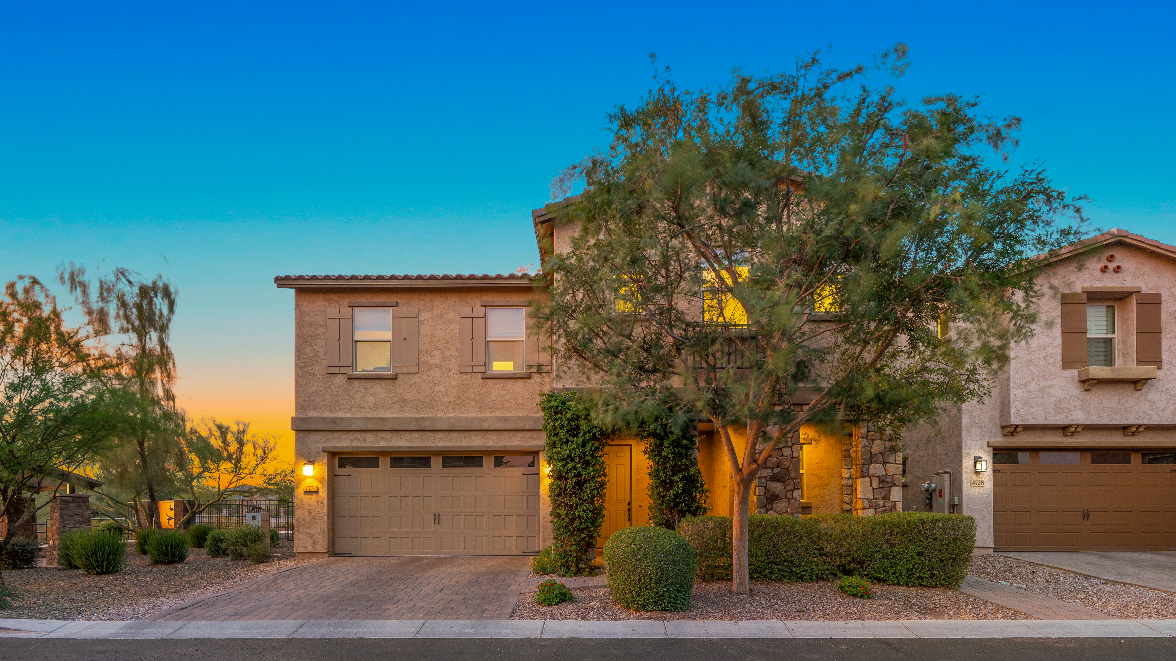 4724 E Parkside Lane 