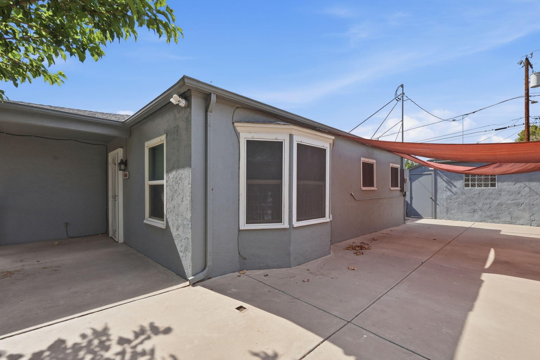 1046 E Clarendon Avenue 