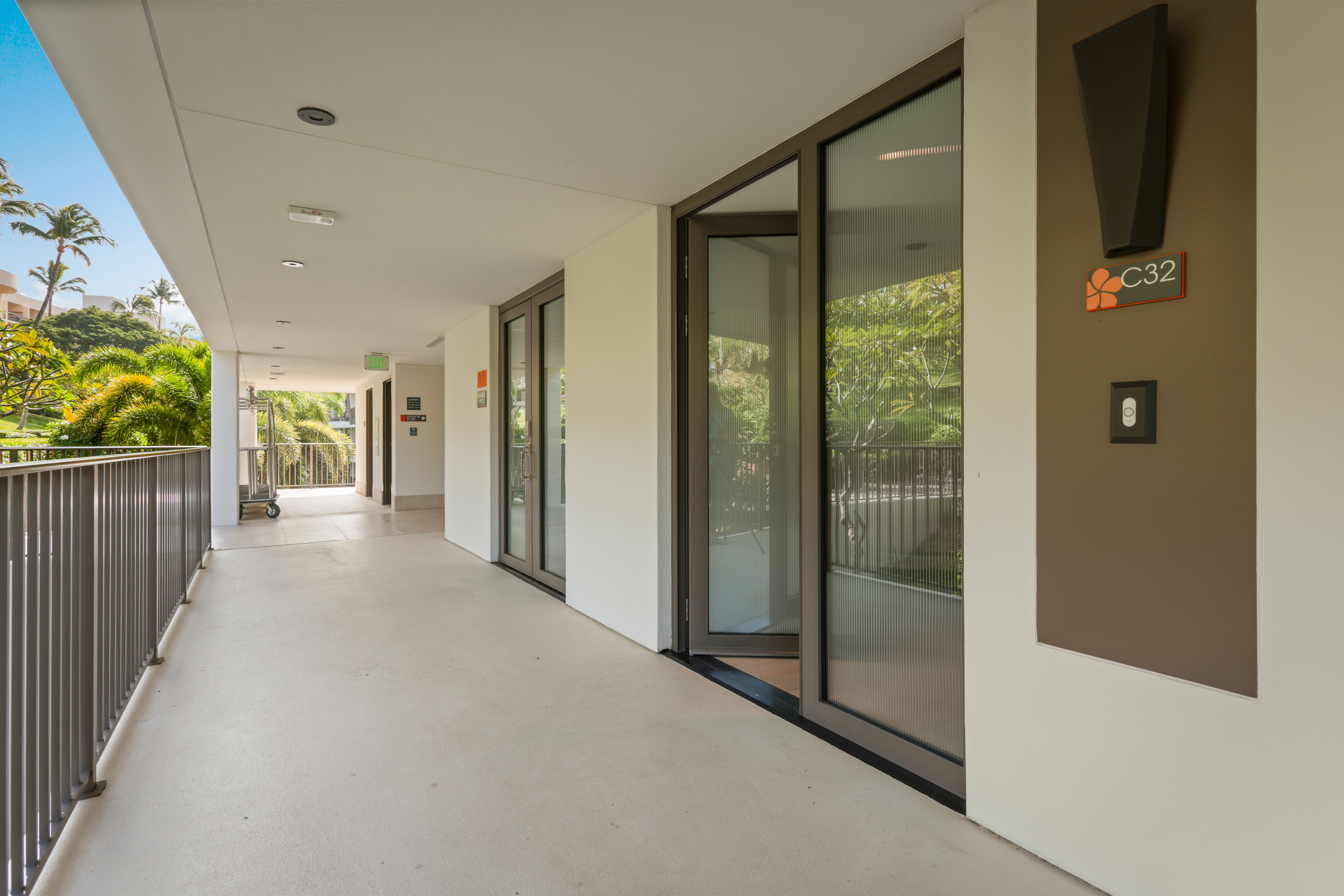 66-84 Kaunaʻoa Drive Unit C32