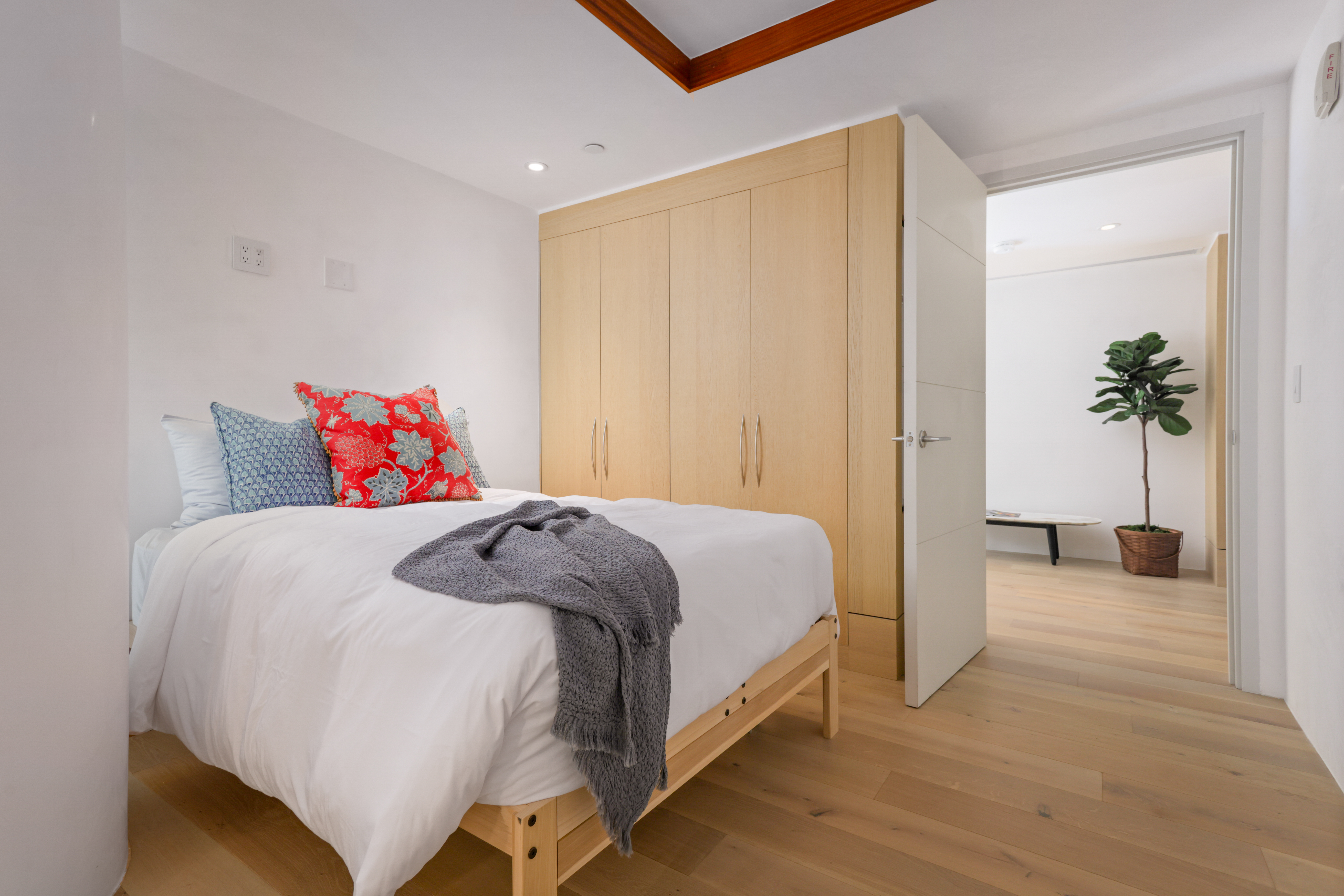 66-84 Kaunaʻoa Drive Unit C32