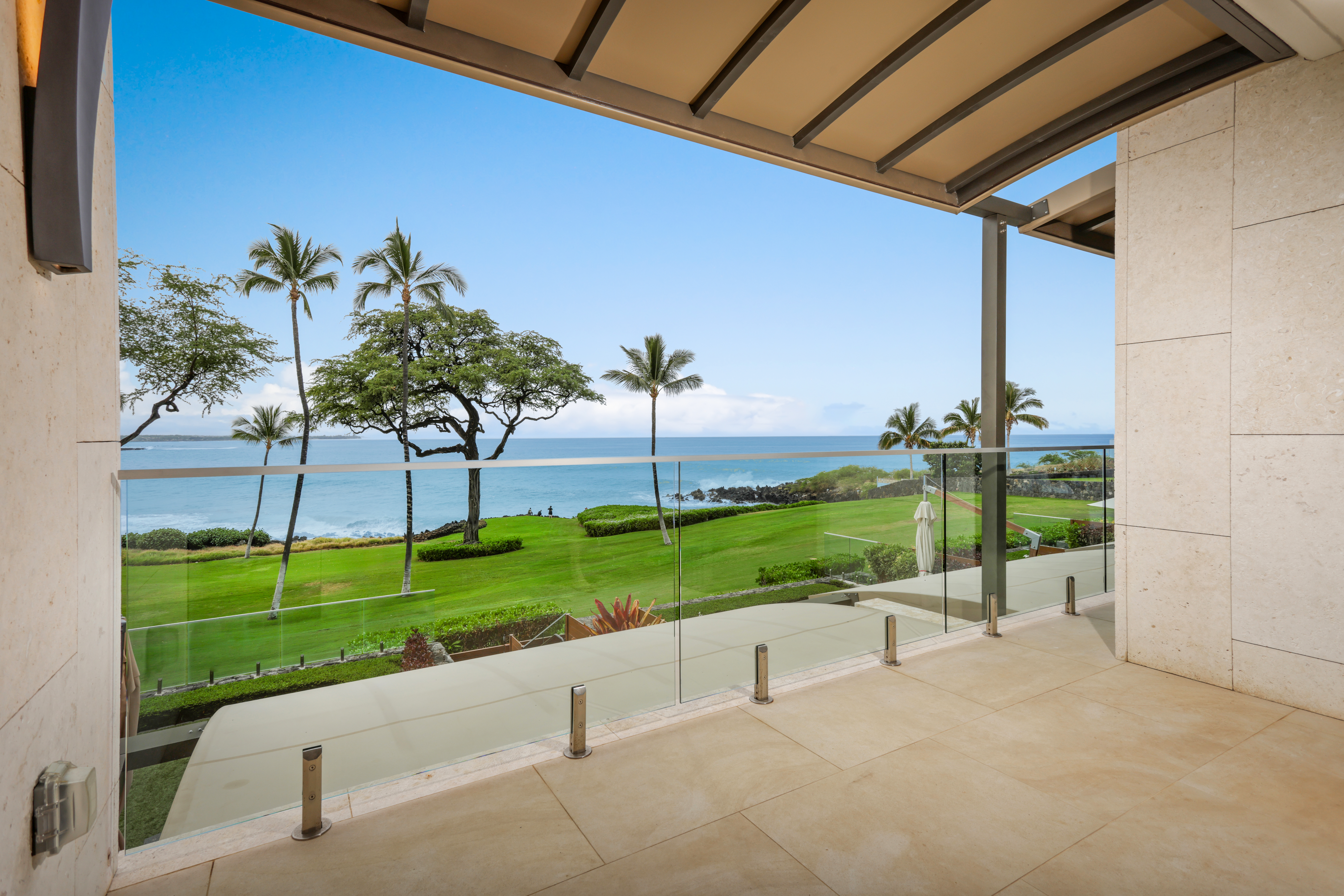66-84 Kaunaʻoa Drive Unit C32