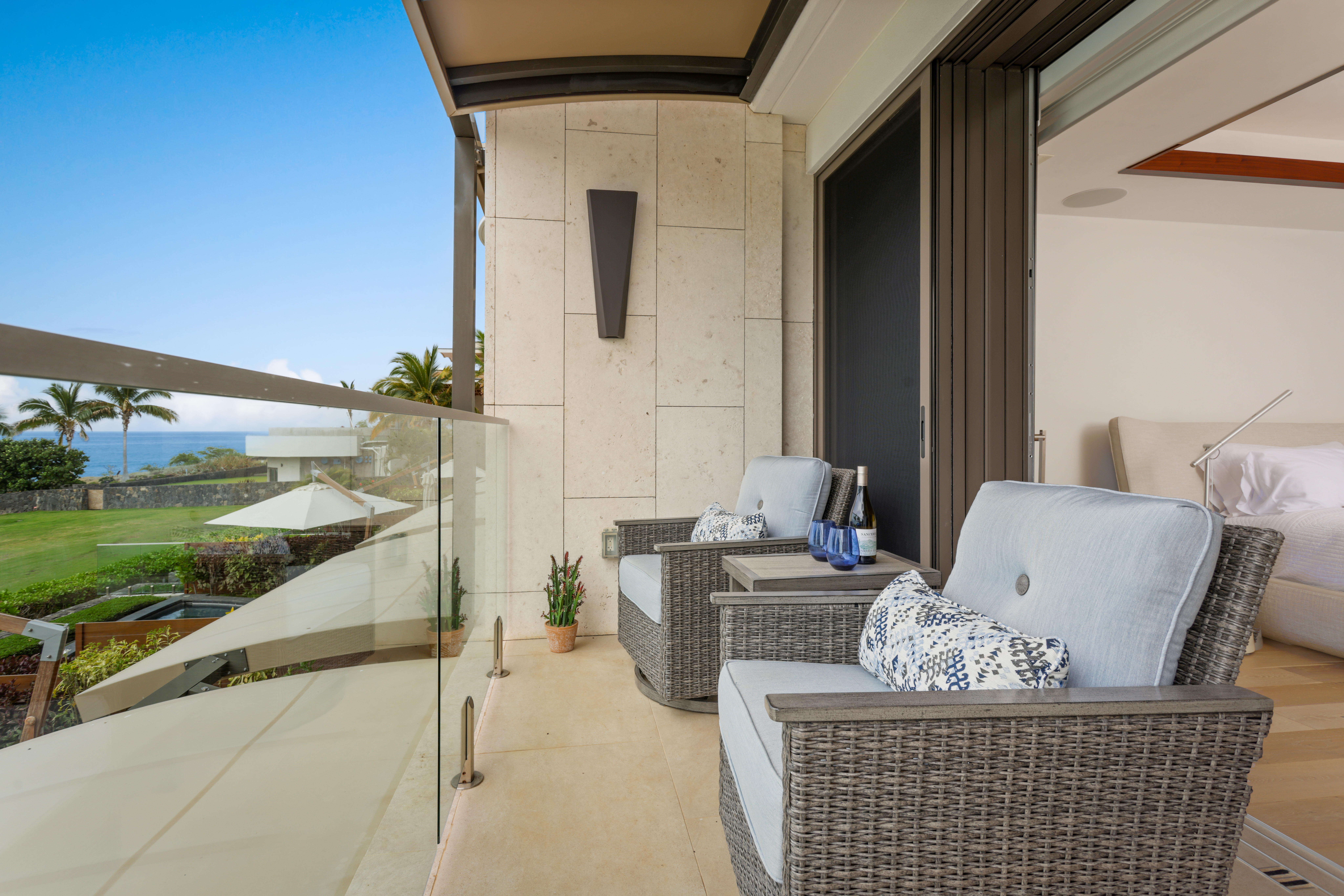 66-84 Kaunaʻoa Drive Unit C32