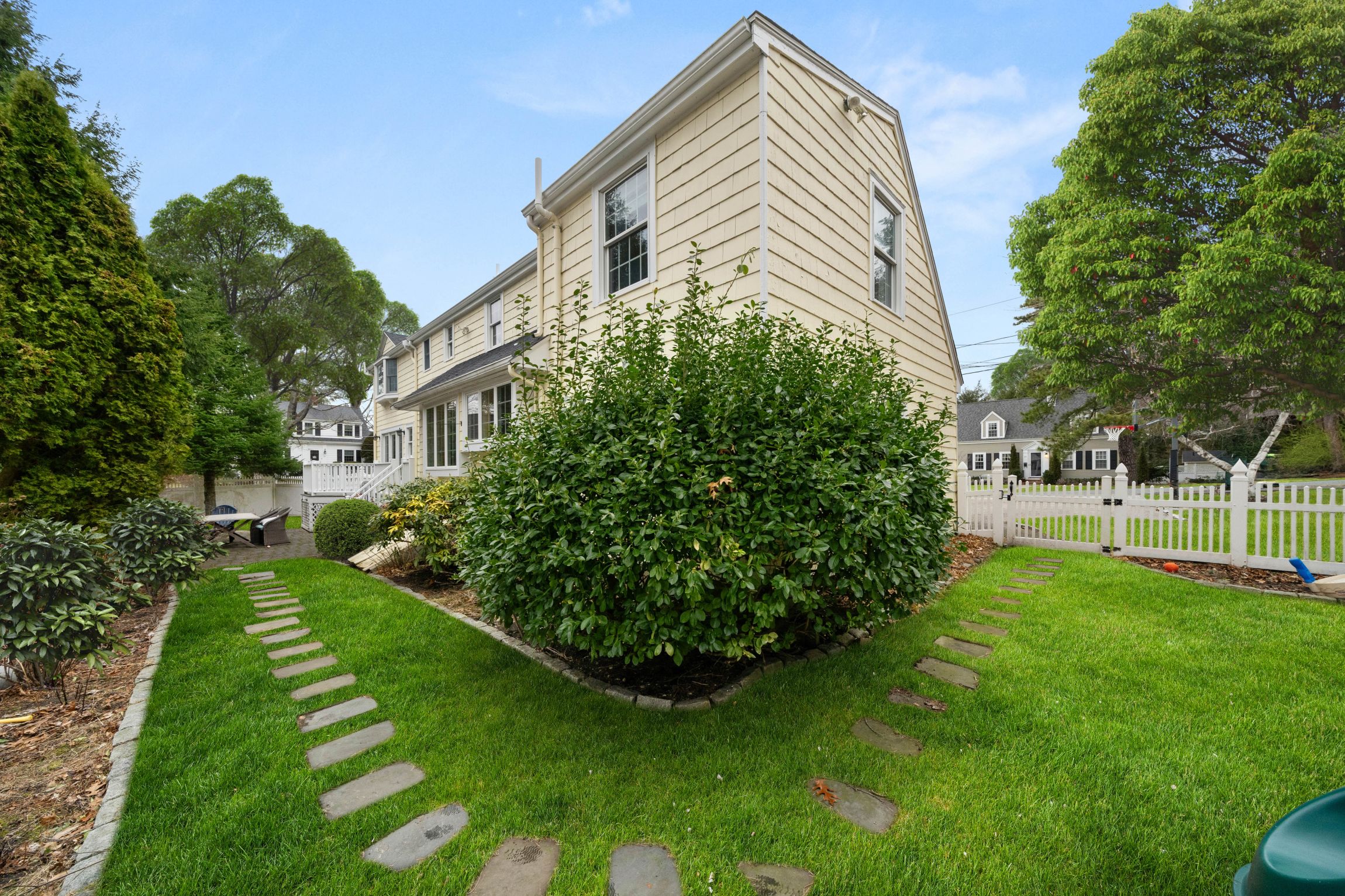 55 Burnside Rd 