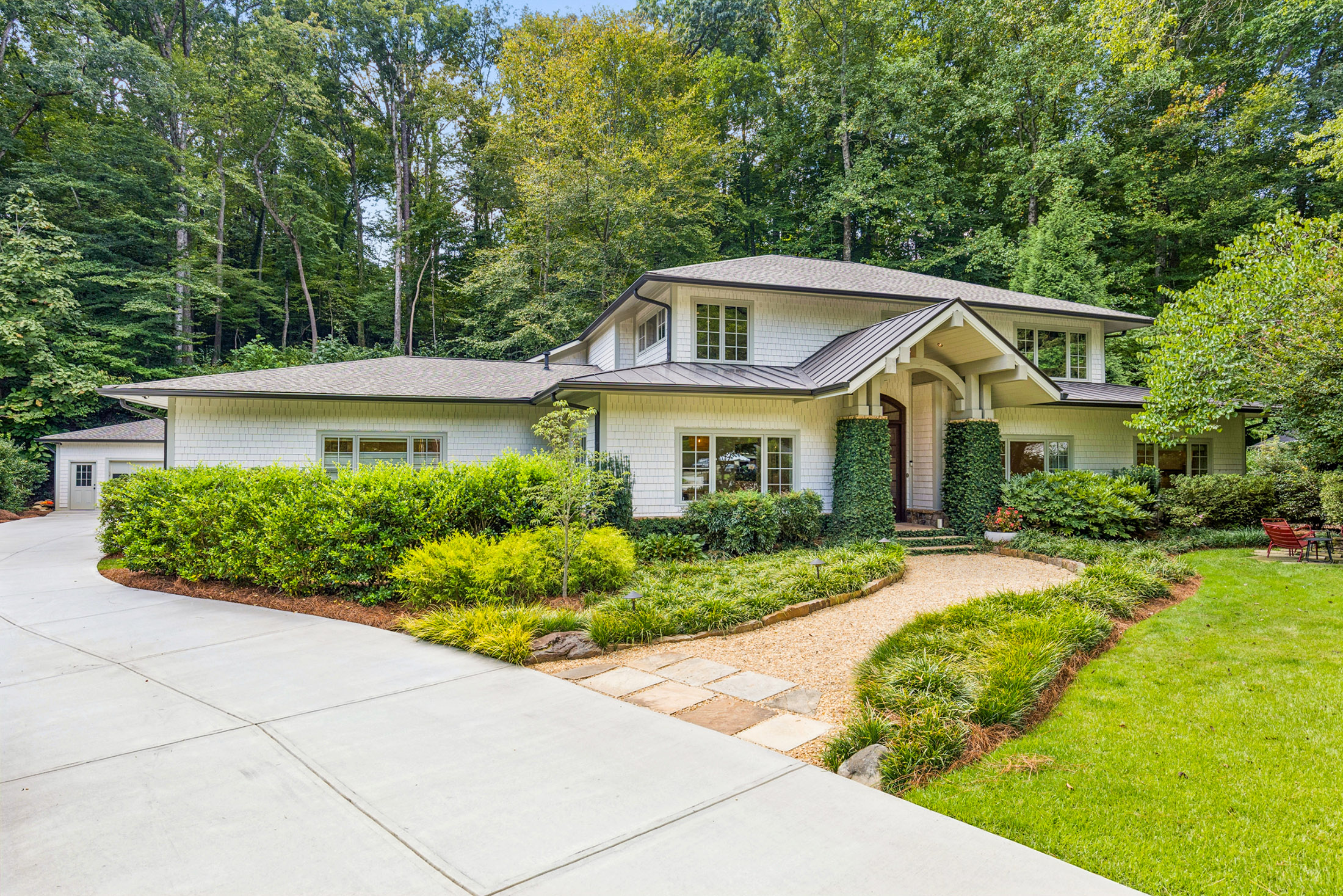 544 Hollydale Court NW