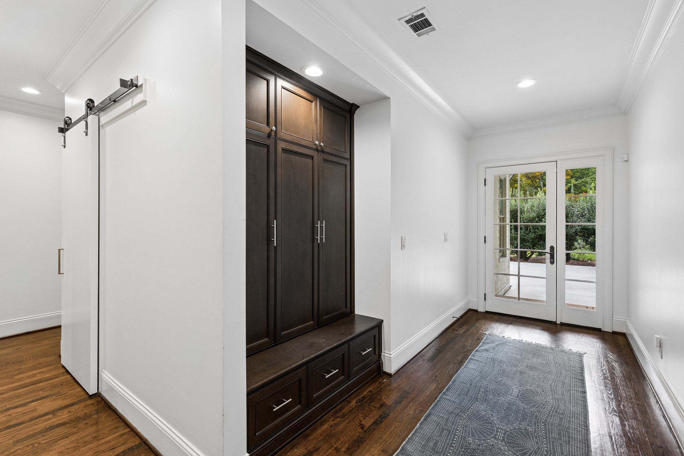 544 Hollydale Court NW