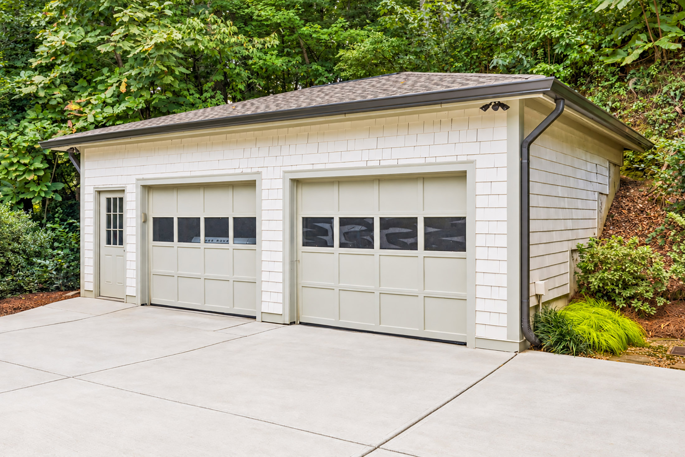 544 Hollydale Court NW