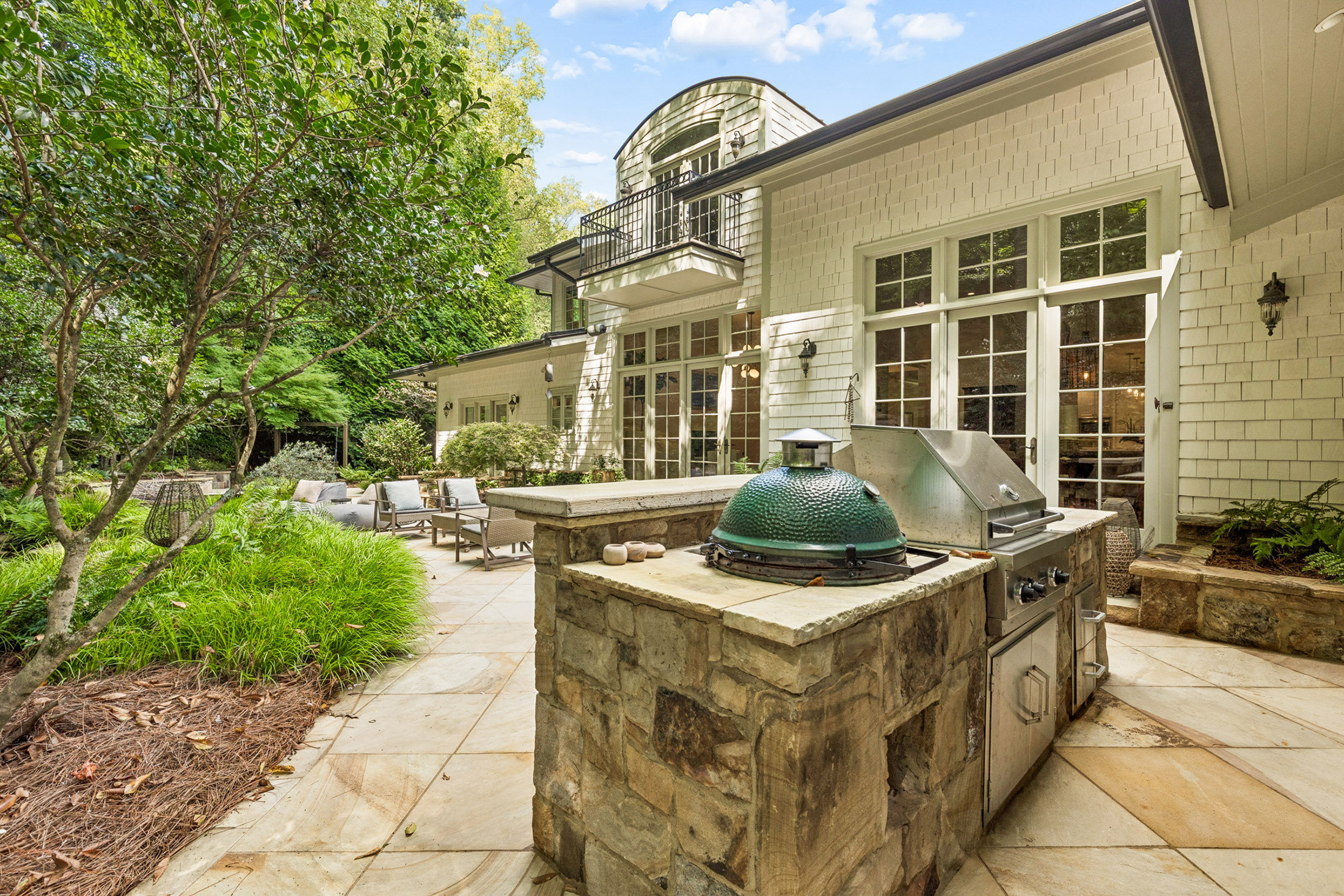 544 Hollydale Court NW