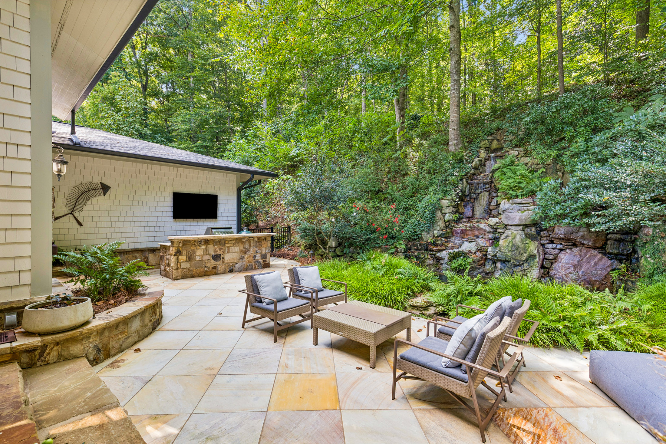 544 Hollydale Court NW