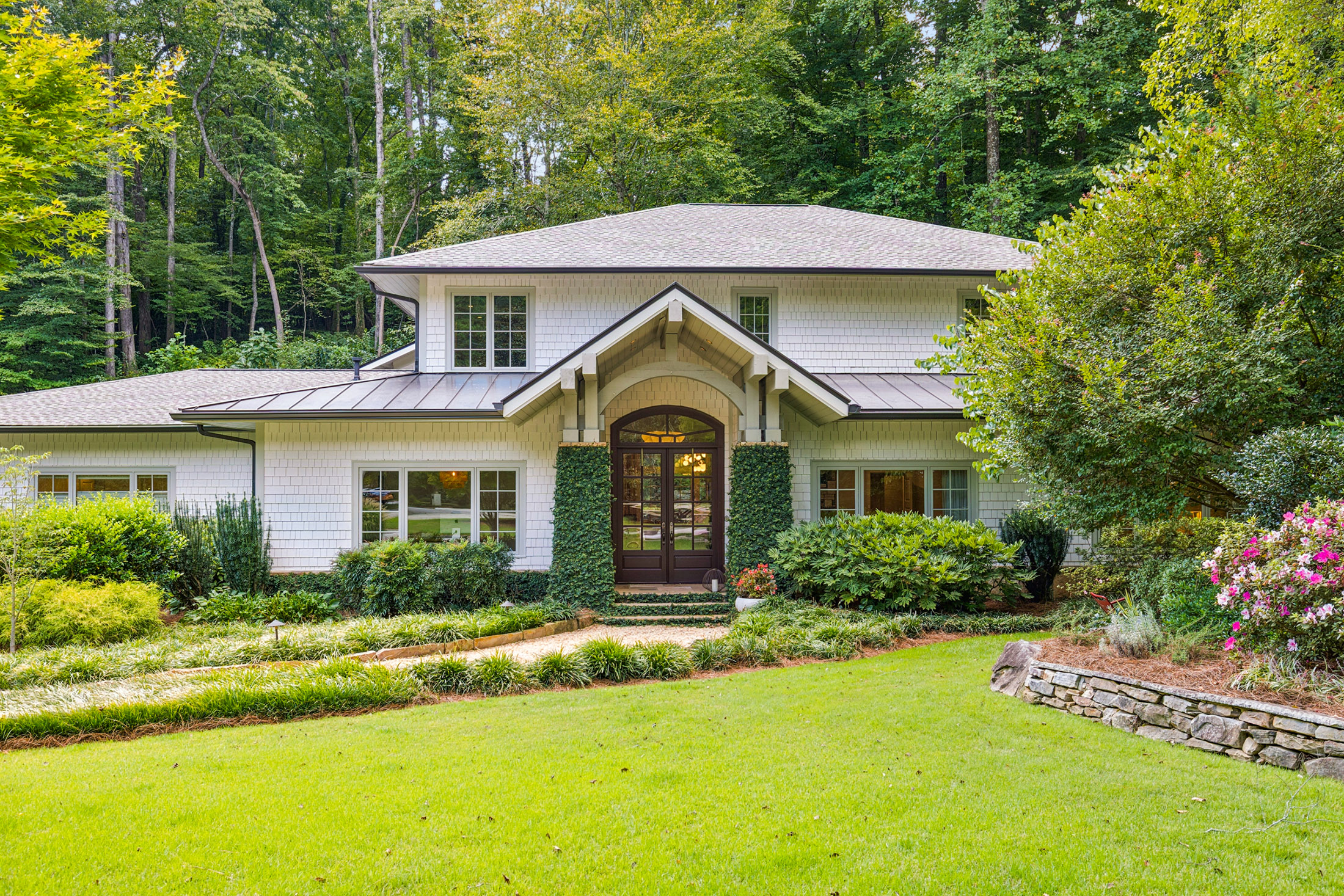 544 Hollydale Court NW