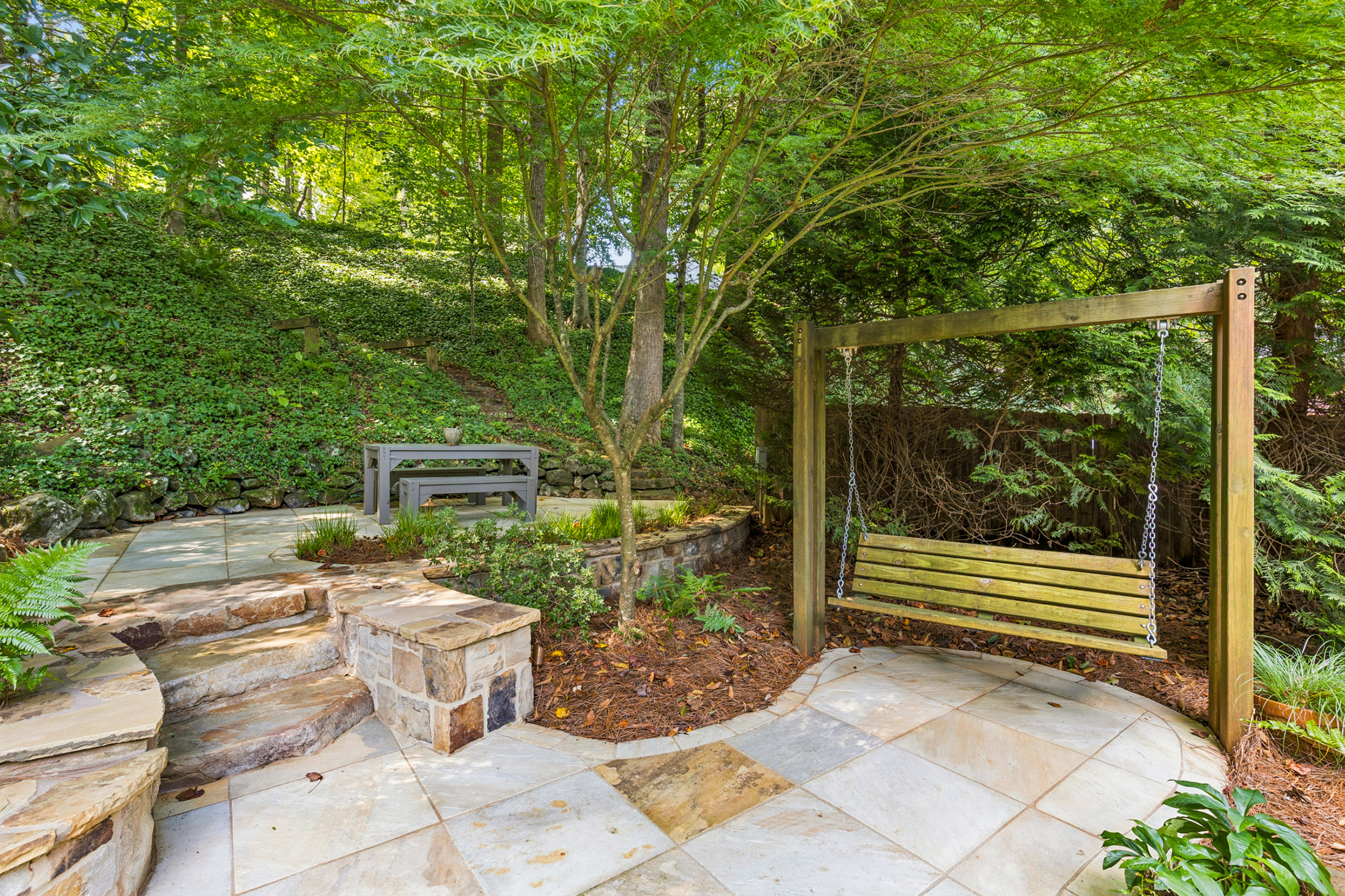 544 Hollydale Court NW