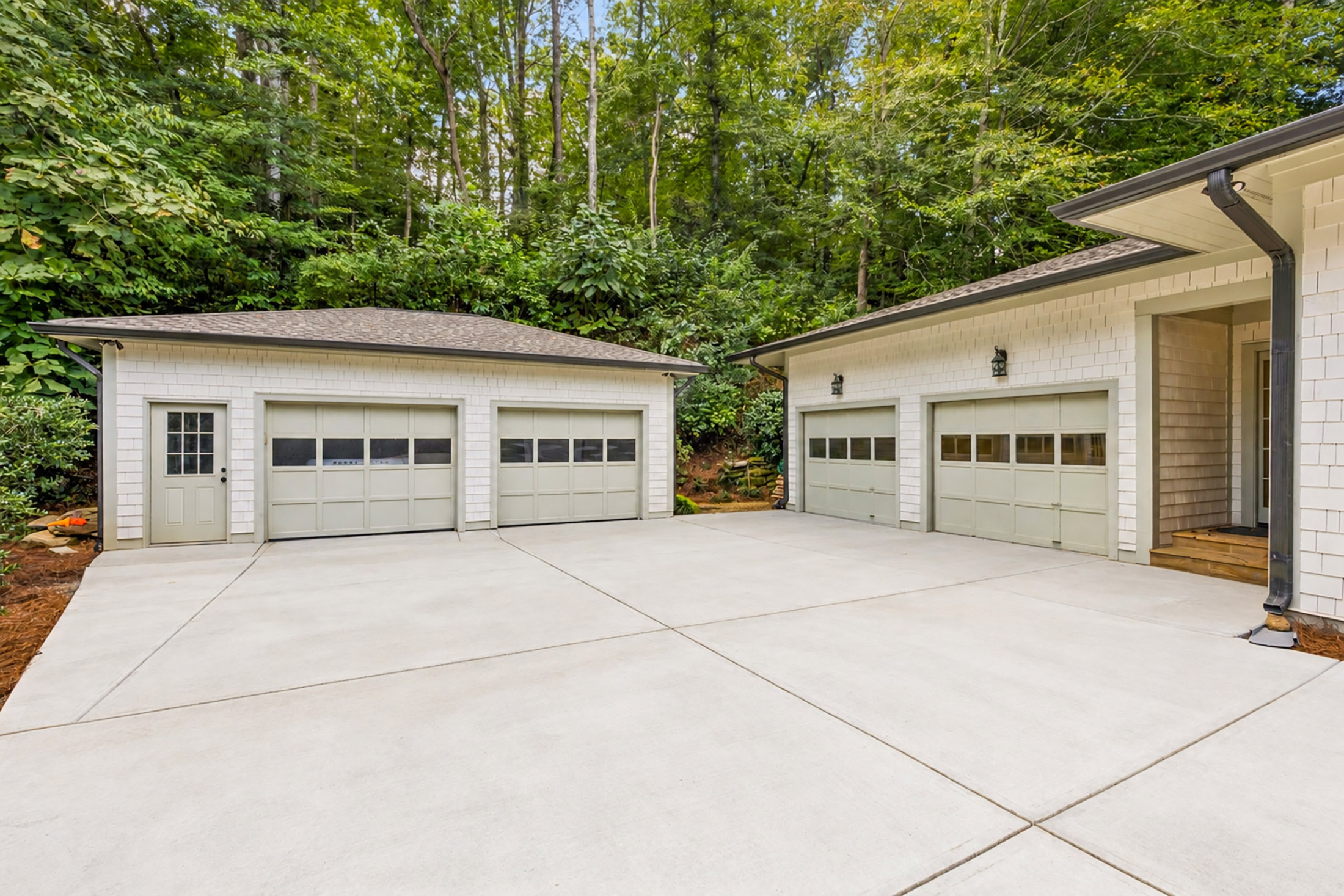 544 Hollydale Court NW