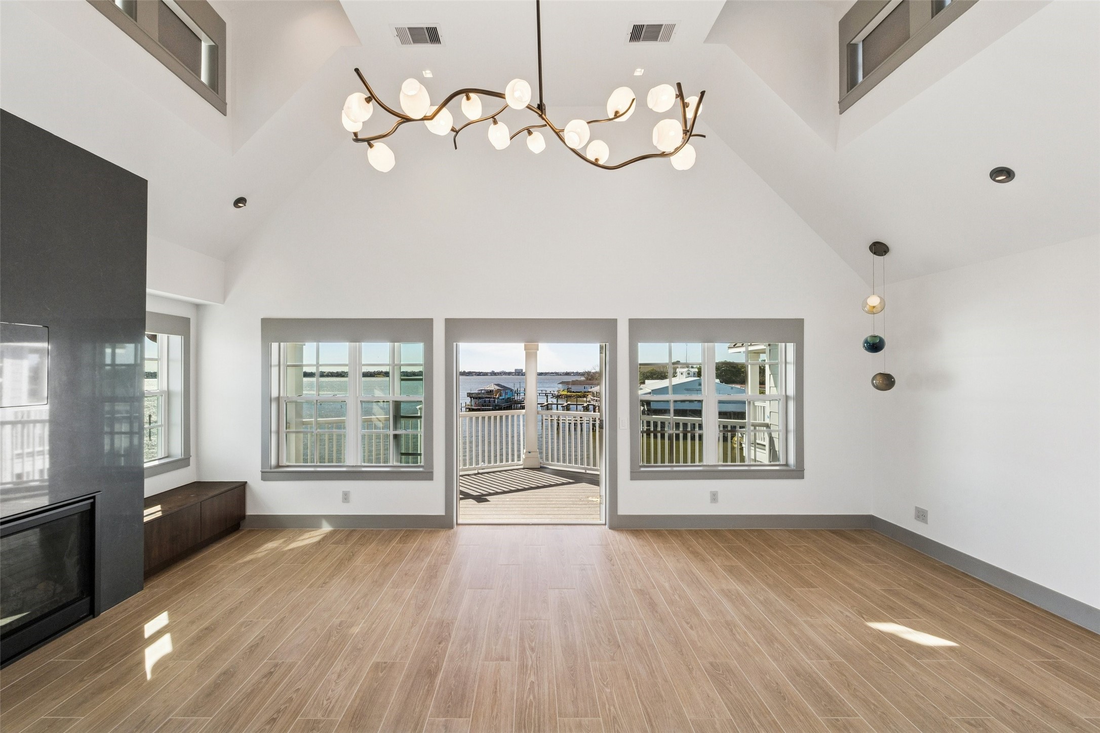 2443 Lakewood Pointe