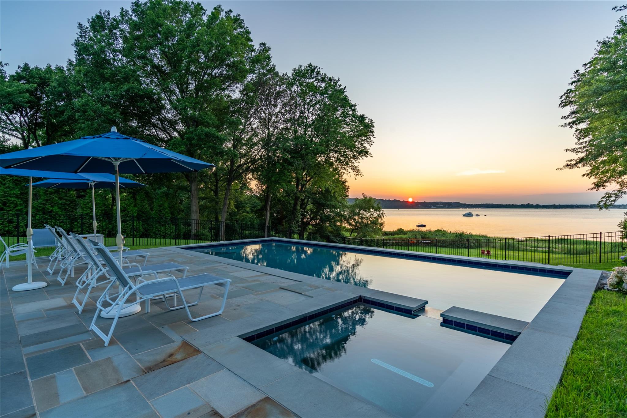 527 Centre Island Road 