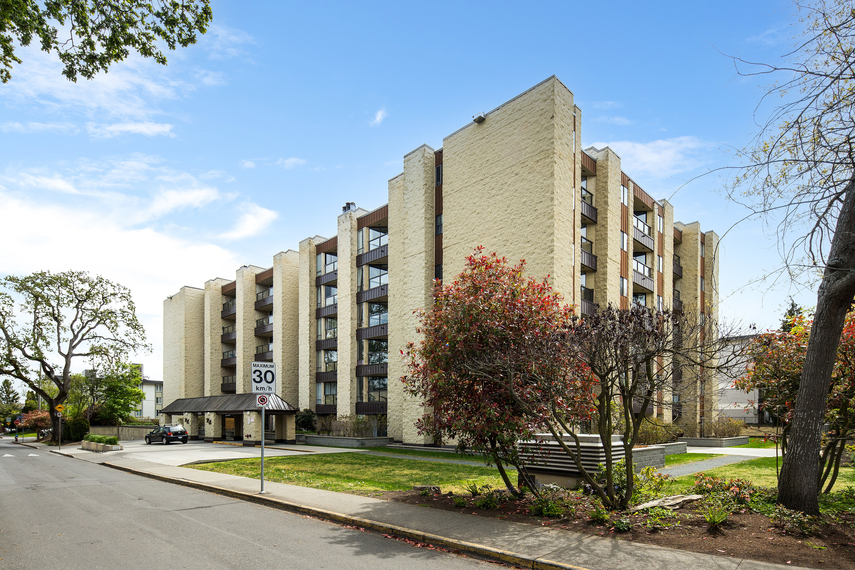 302-1745 Leighton Road