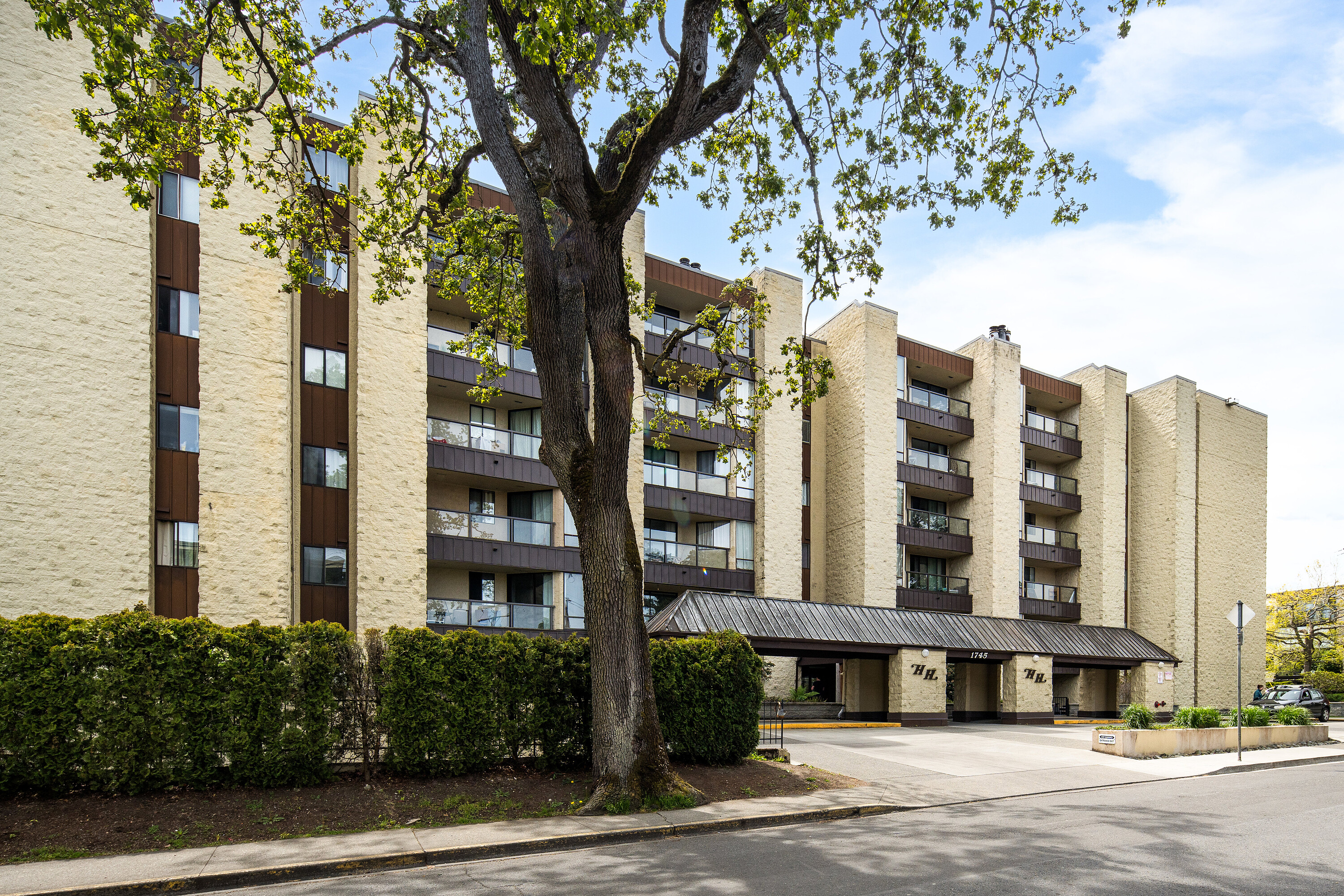 302-1745 Leighton Road