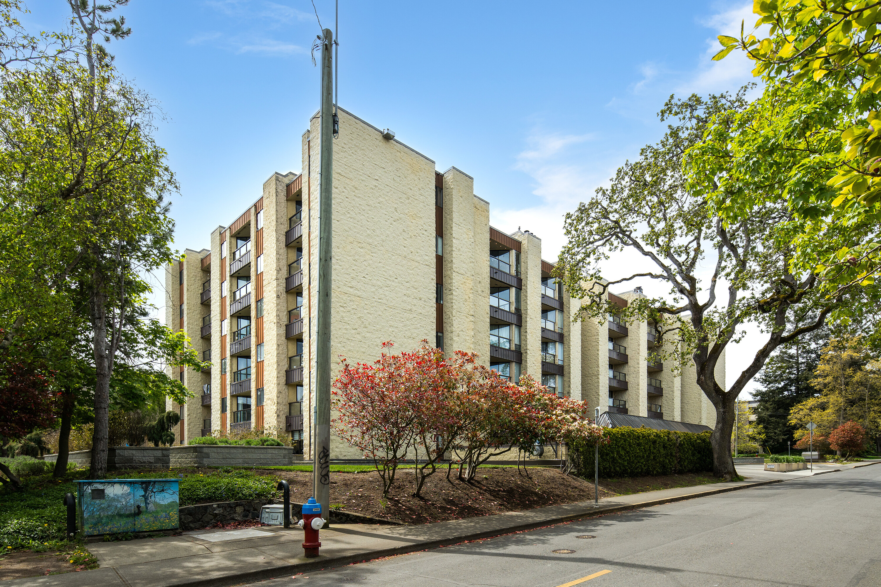 302-1745 Leighton Road