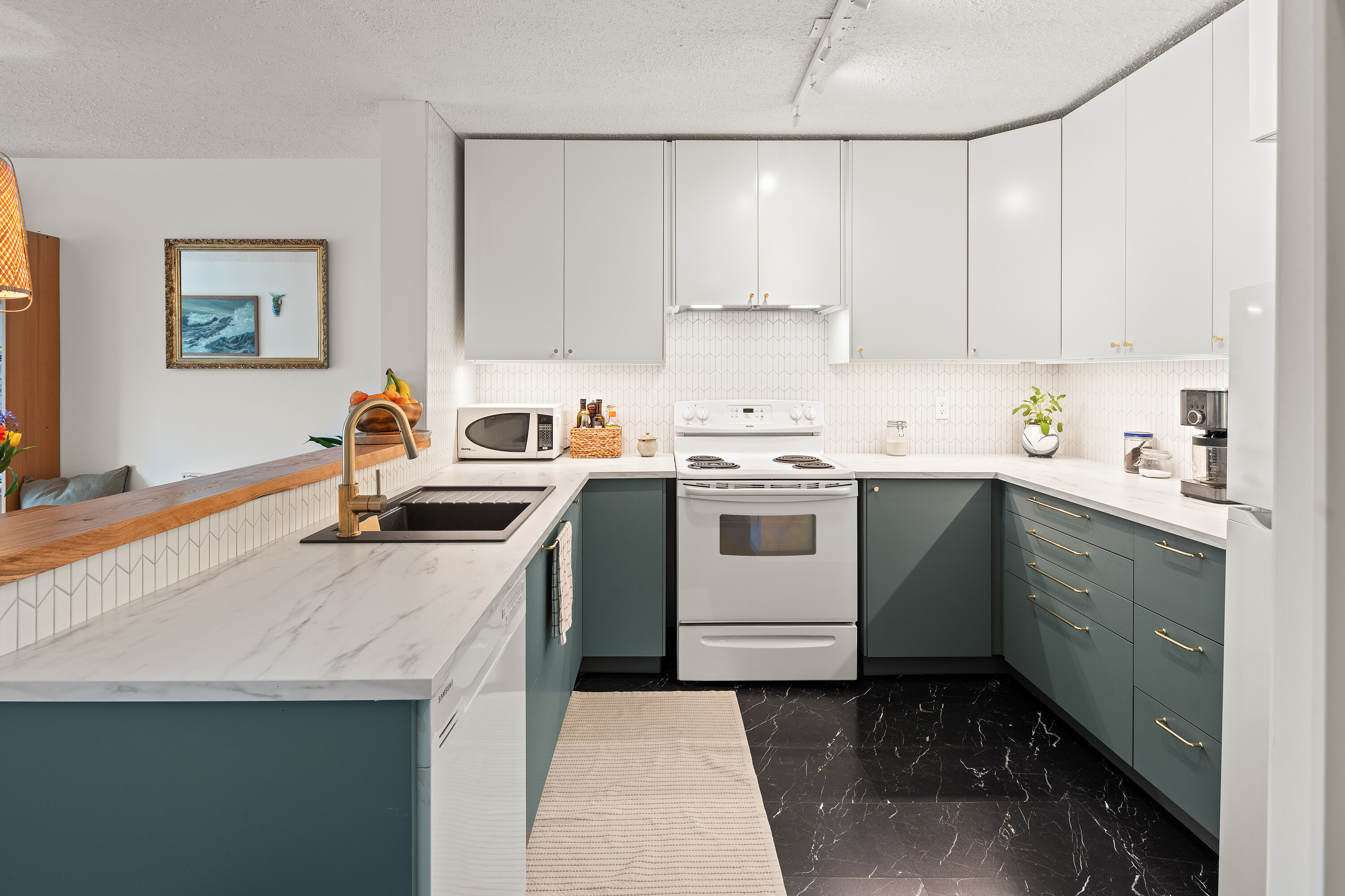 302-1745 Leighton Road