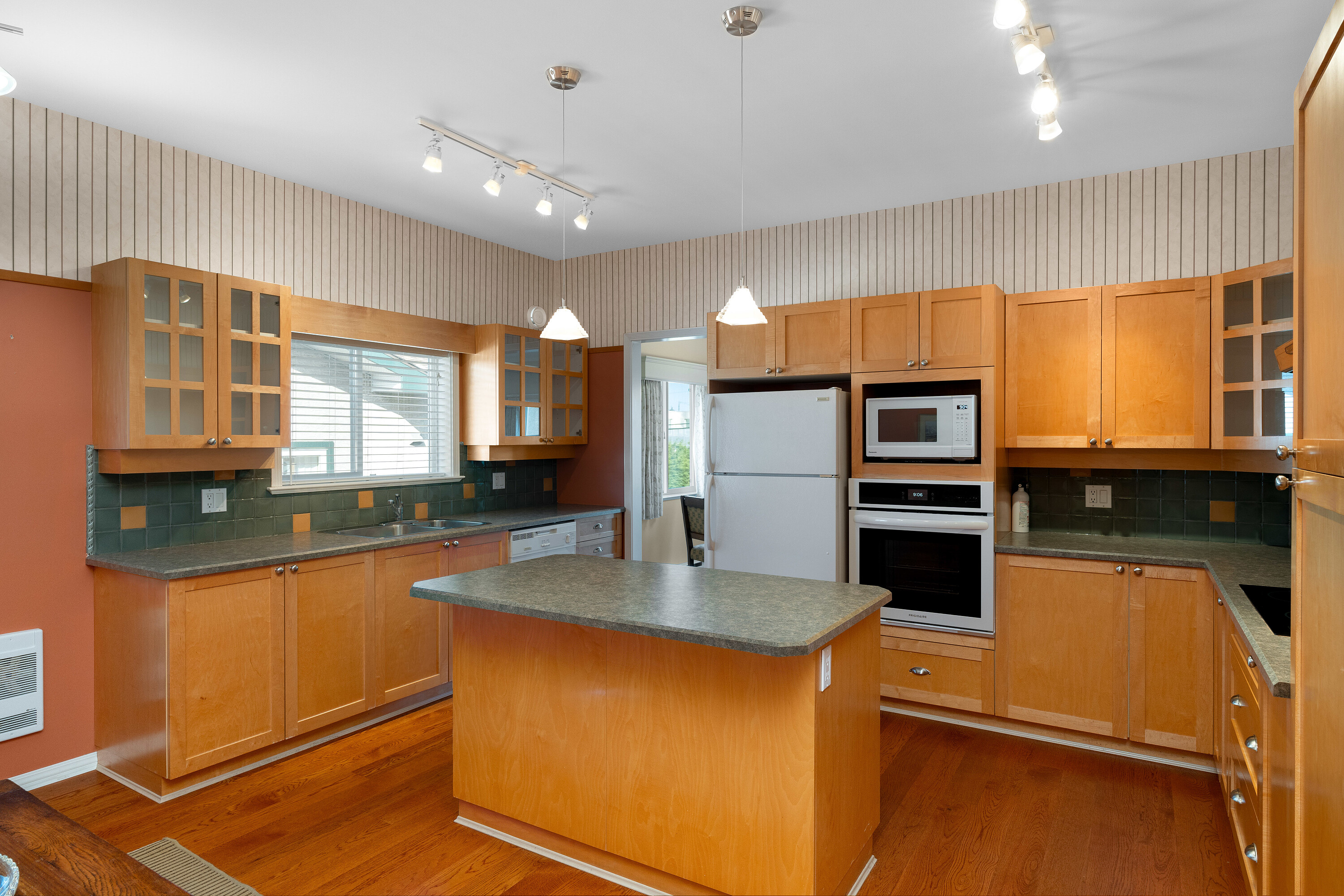 13-2235 Harbour Road
