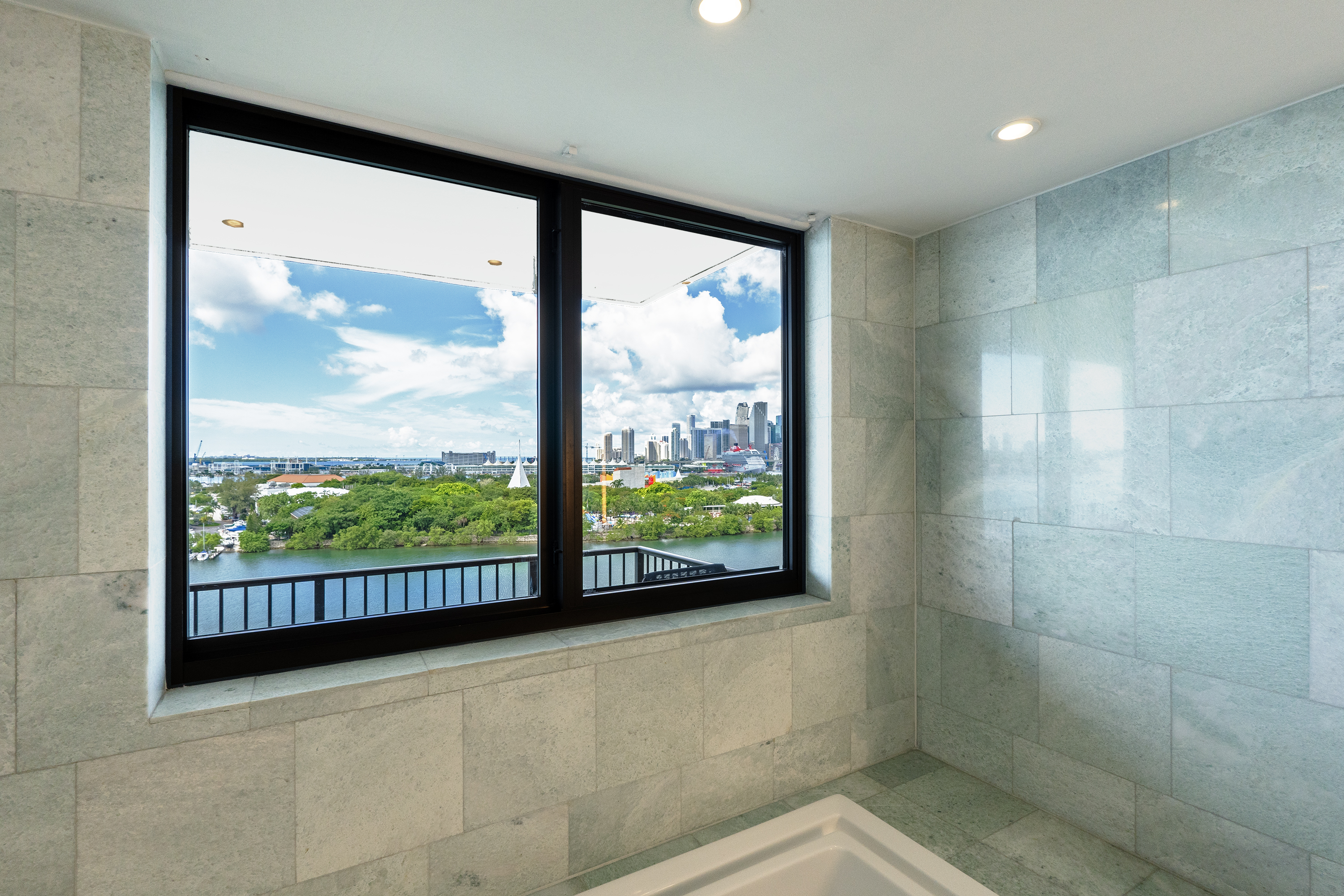 1000 Venetian Way 1103