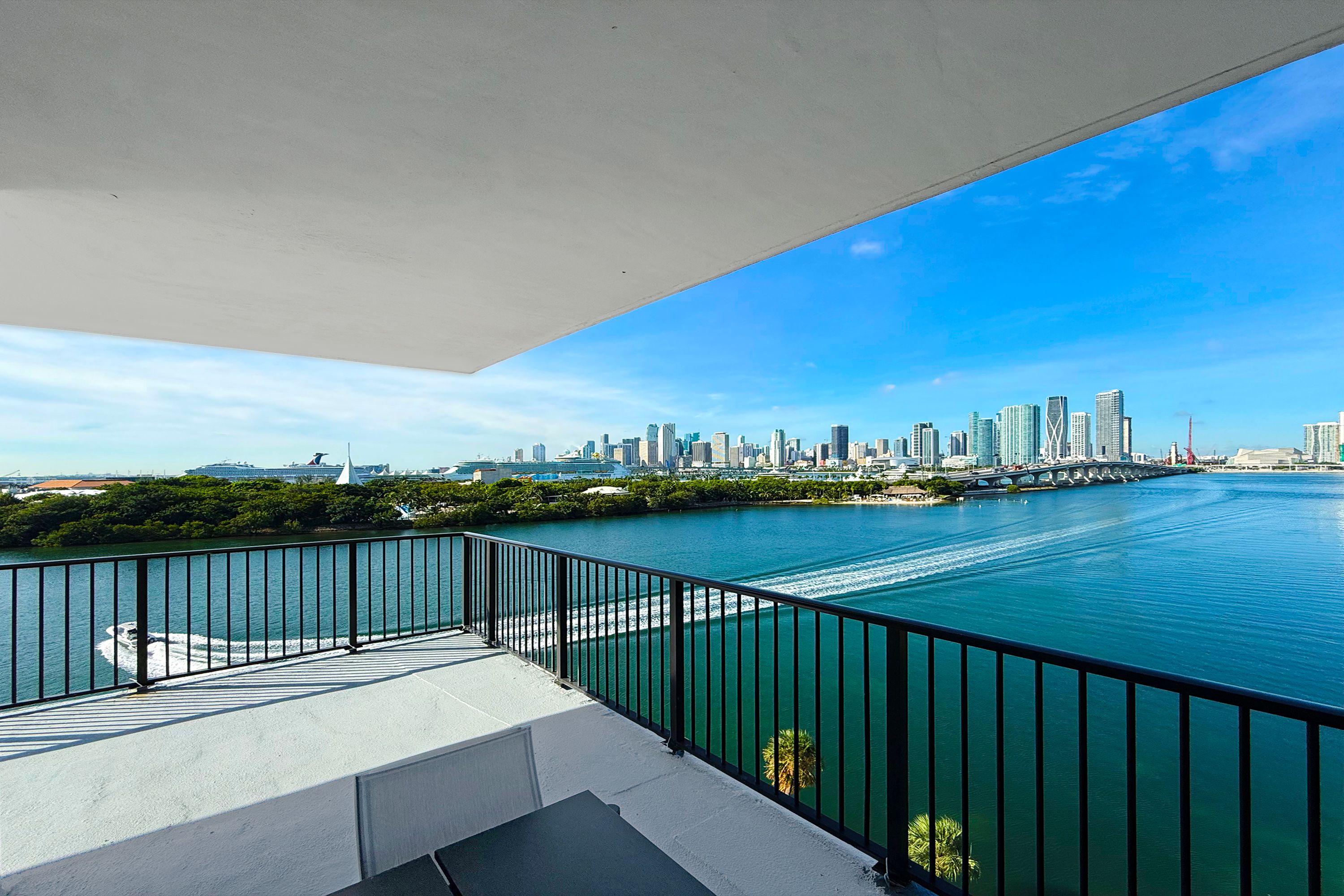 1000 Venetian Way 804