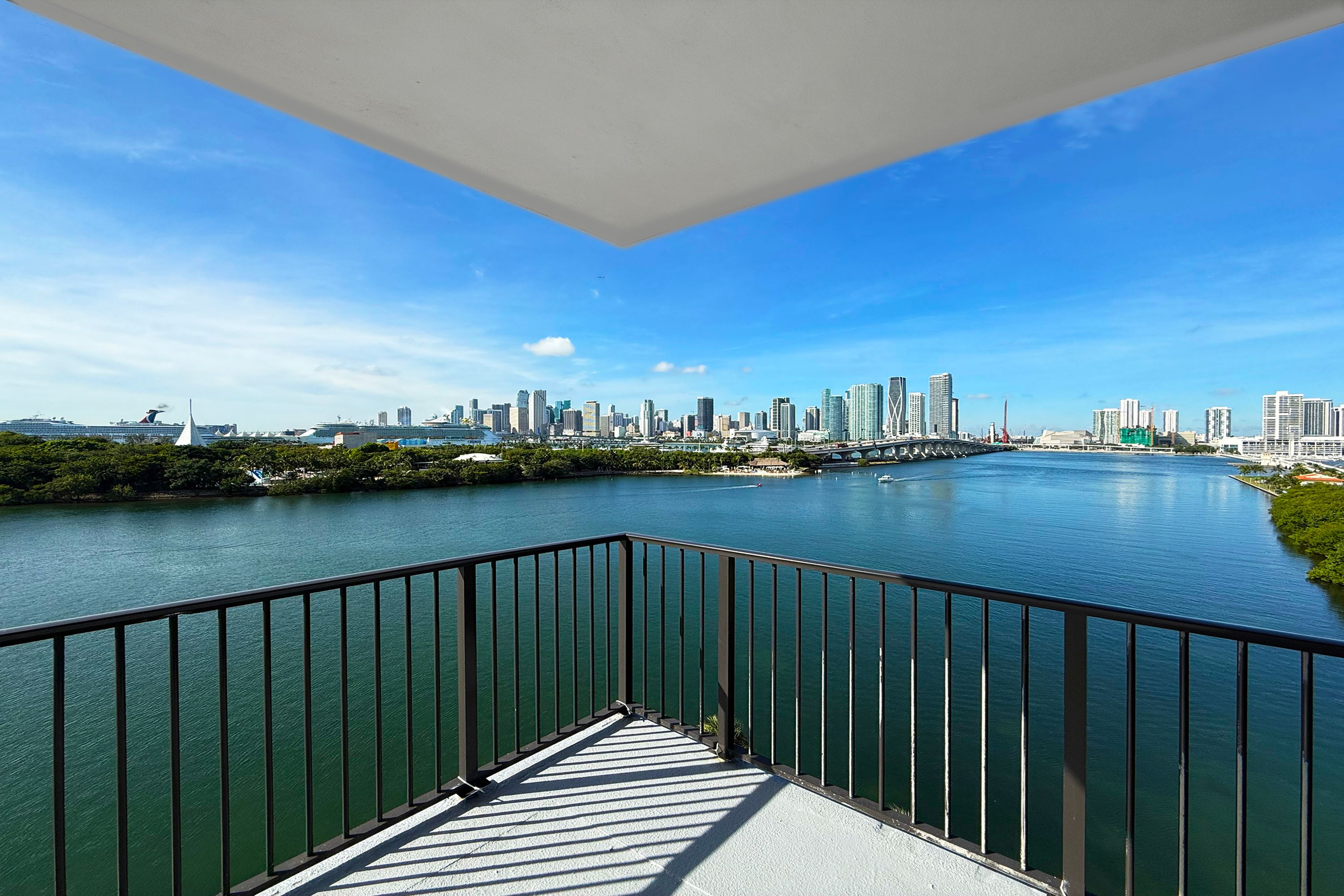 1000 Venetian Way 804