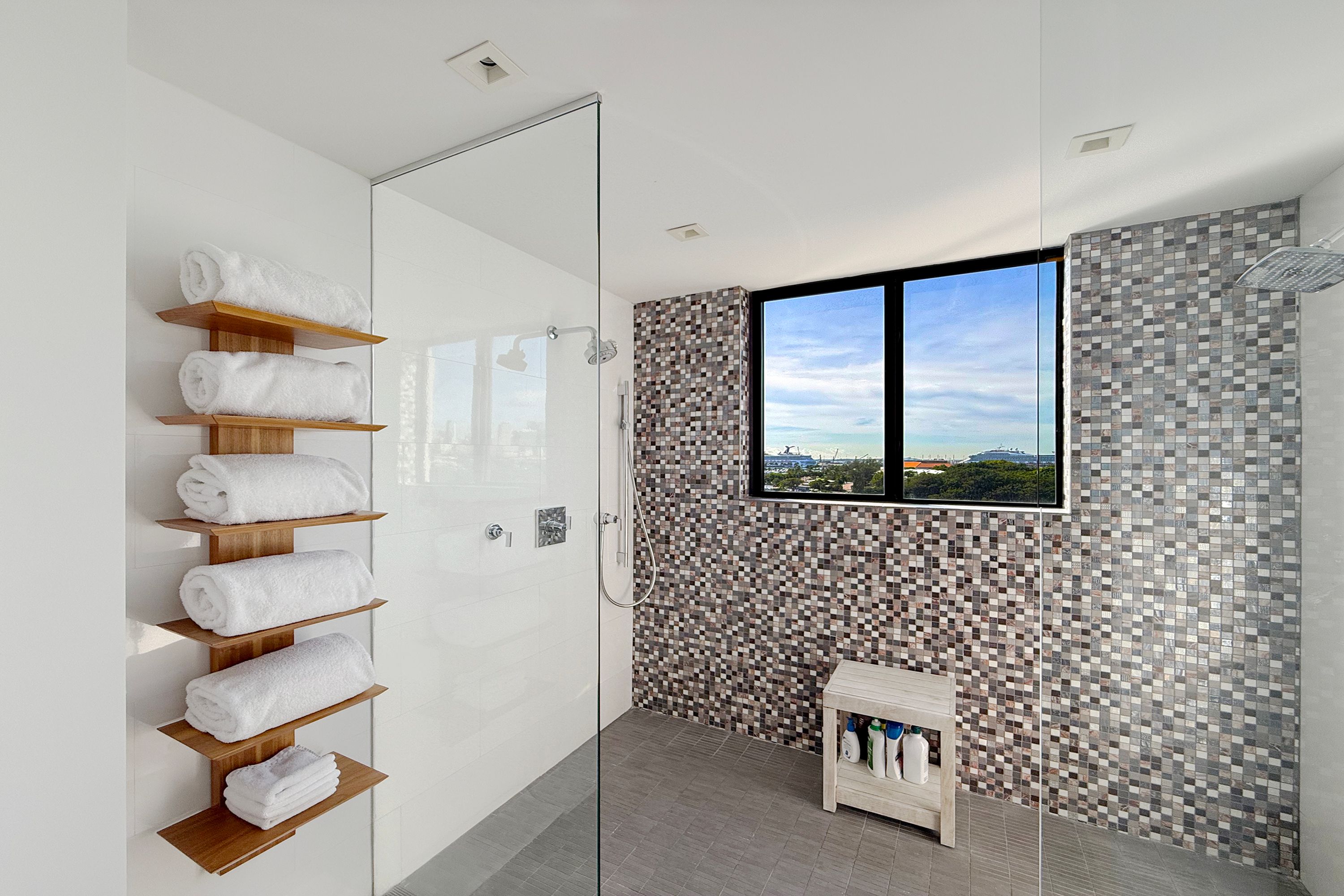 1000 Venetian Way 804