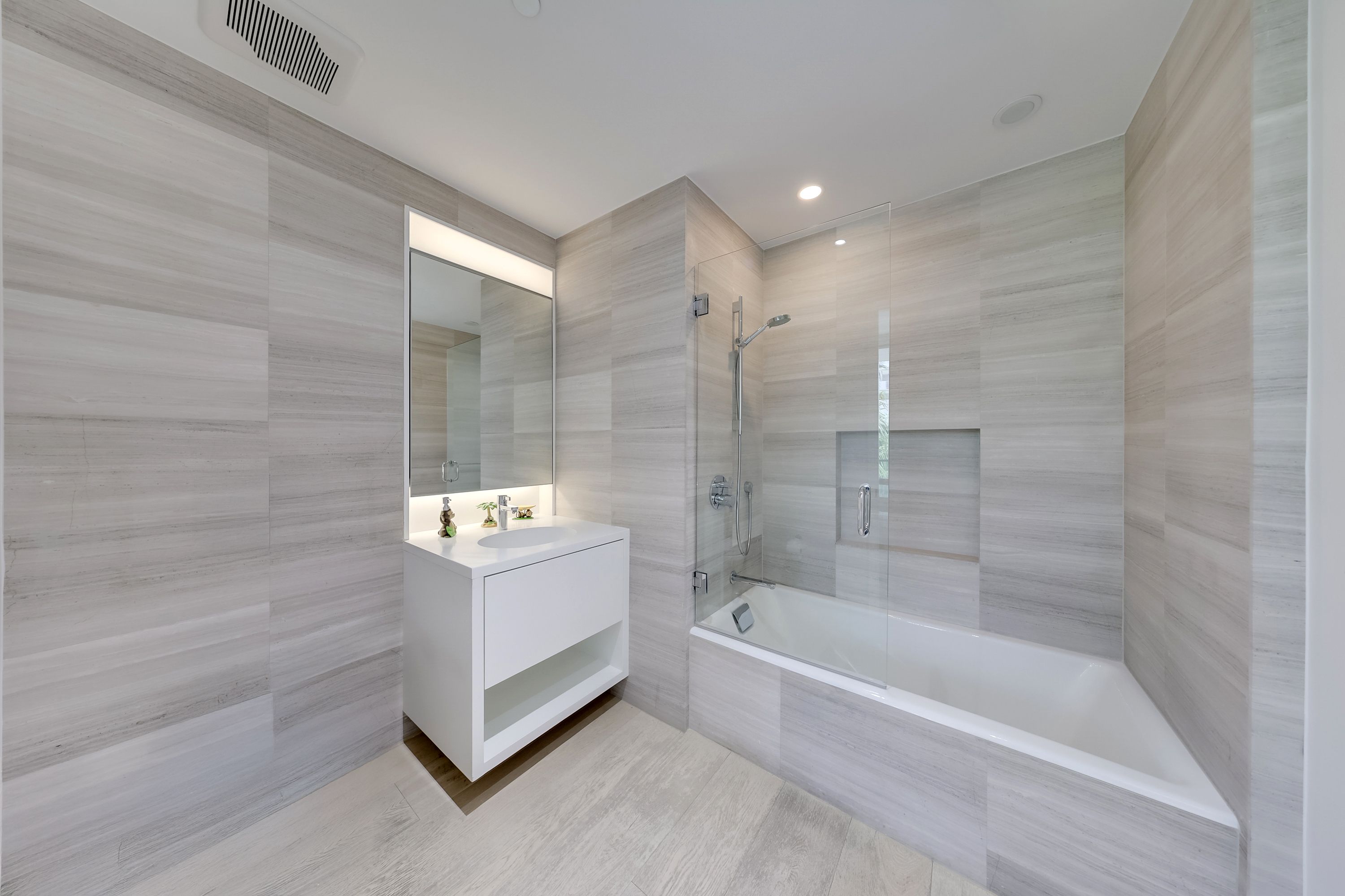 300 Collins Ave Unit# 3D