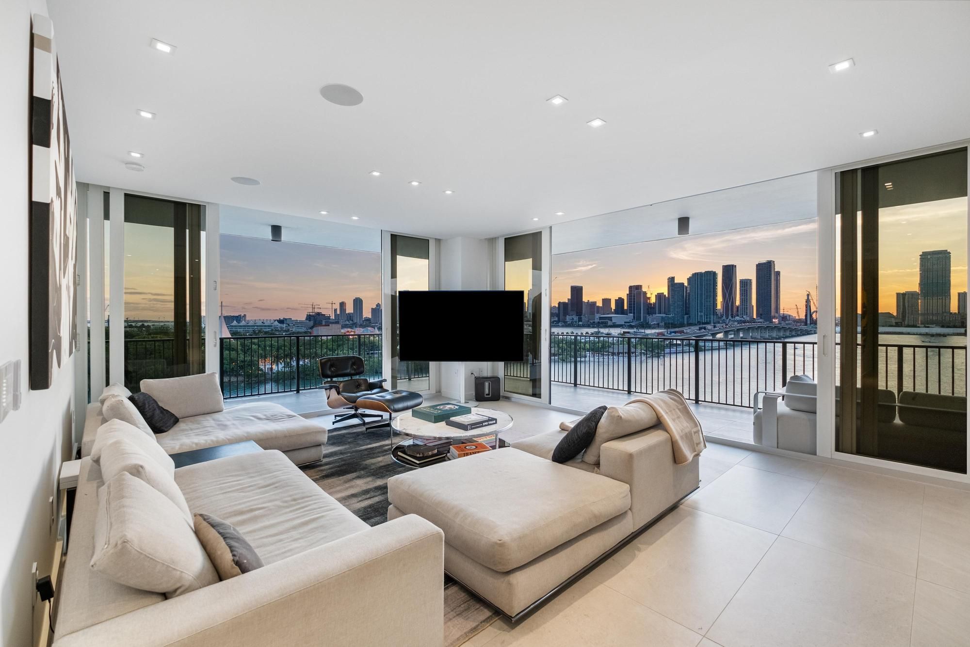 1000 Venetian Way Unit# 1004