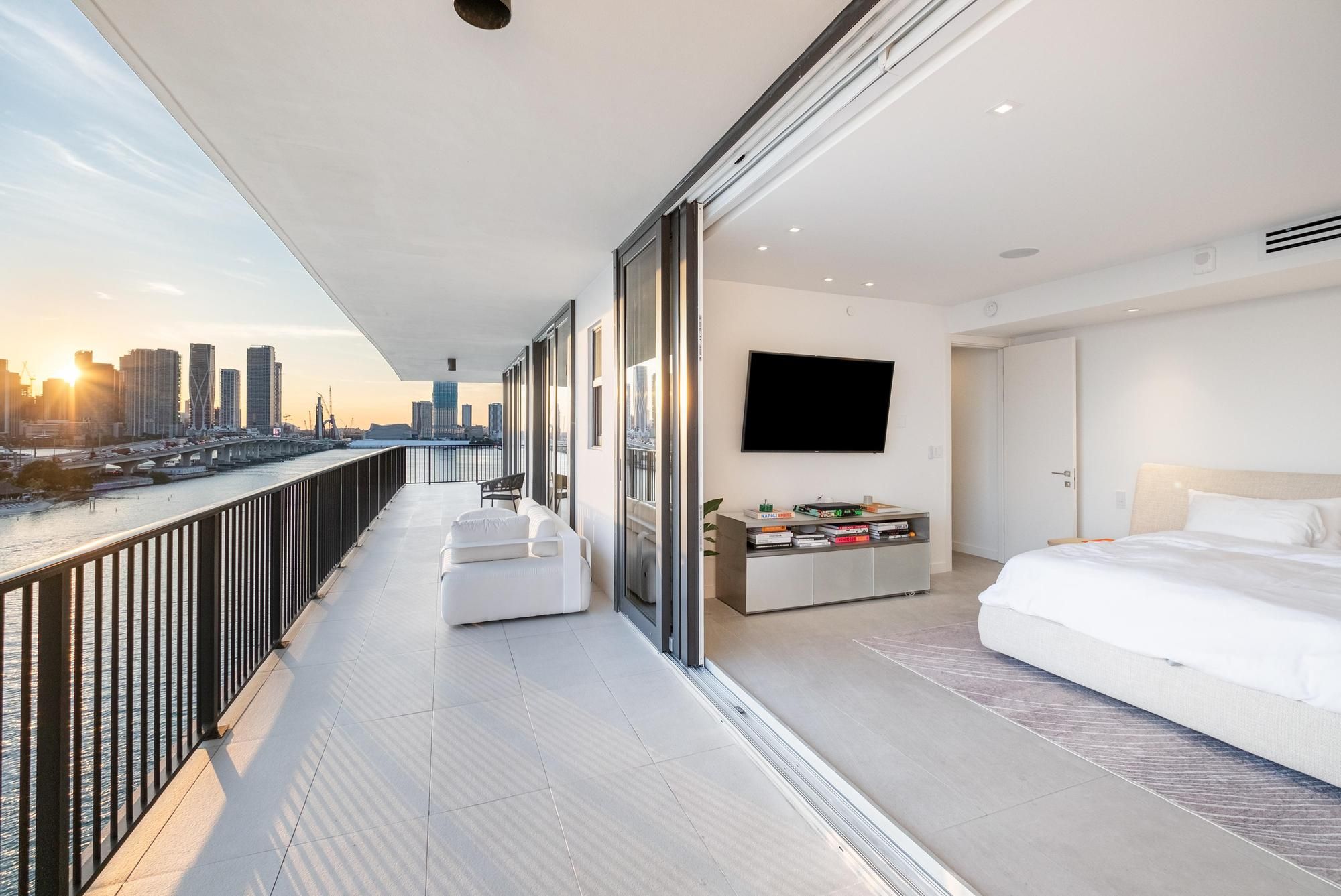 1000 Venetian Way Unit# 1004