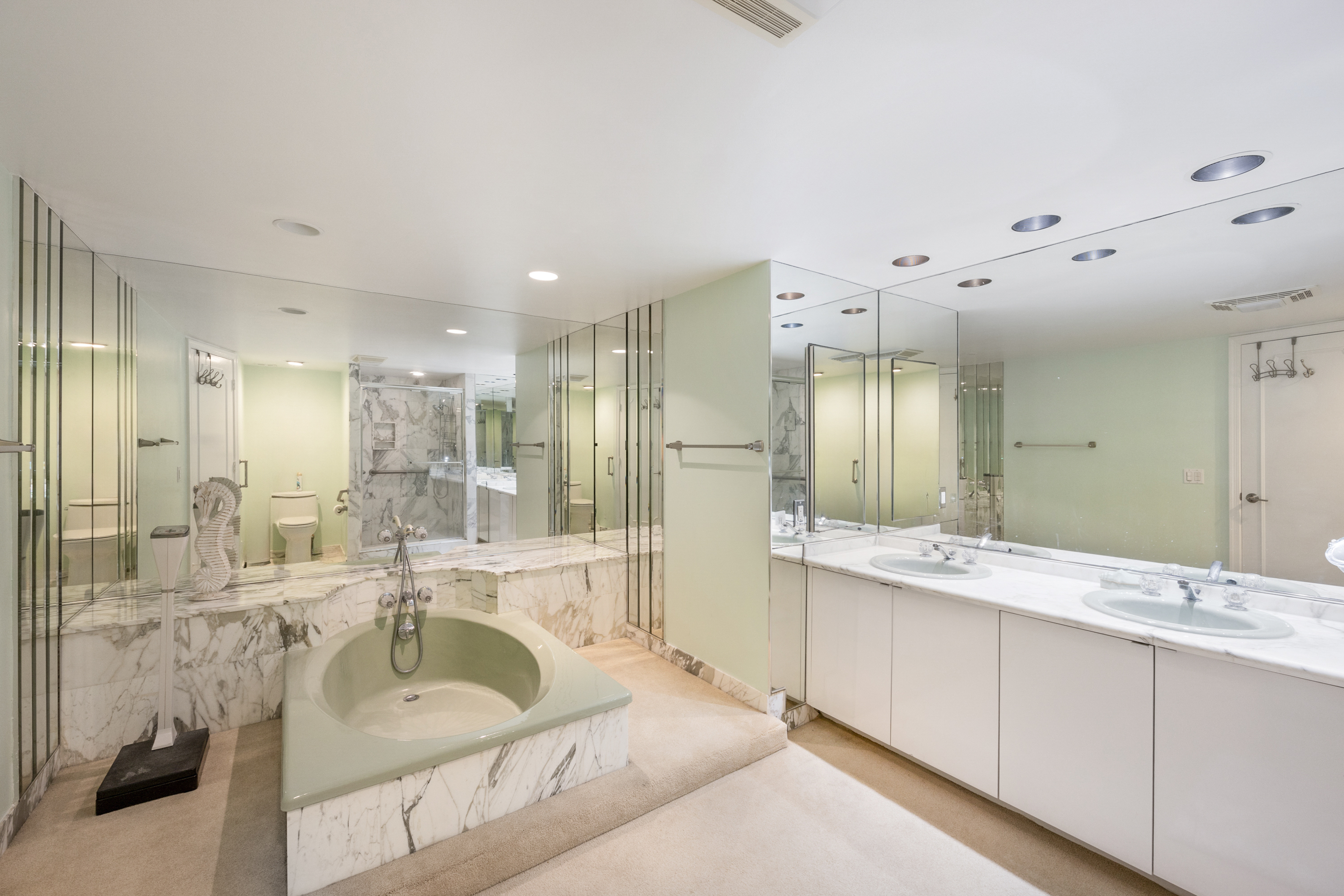 2200 S Ocean Ln #808