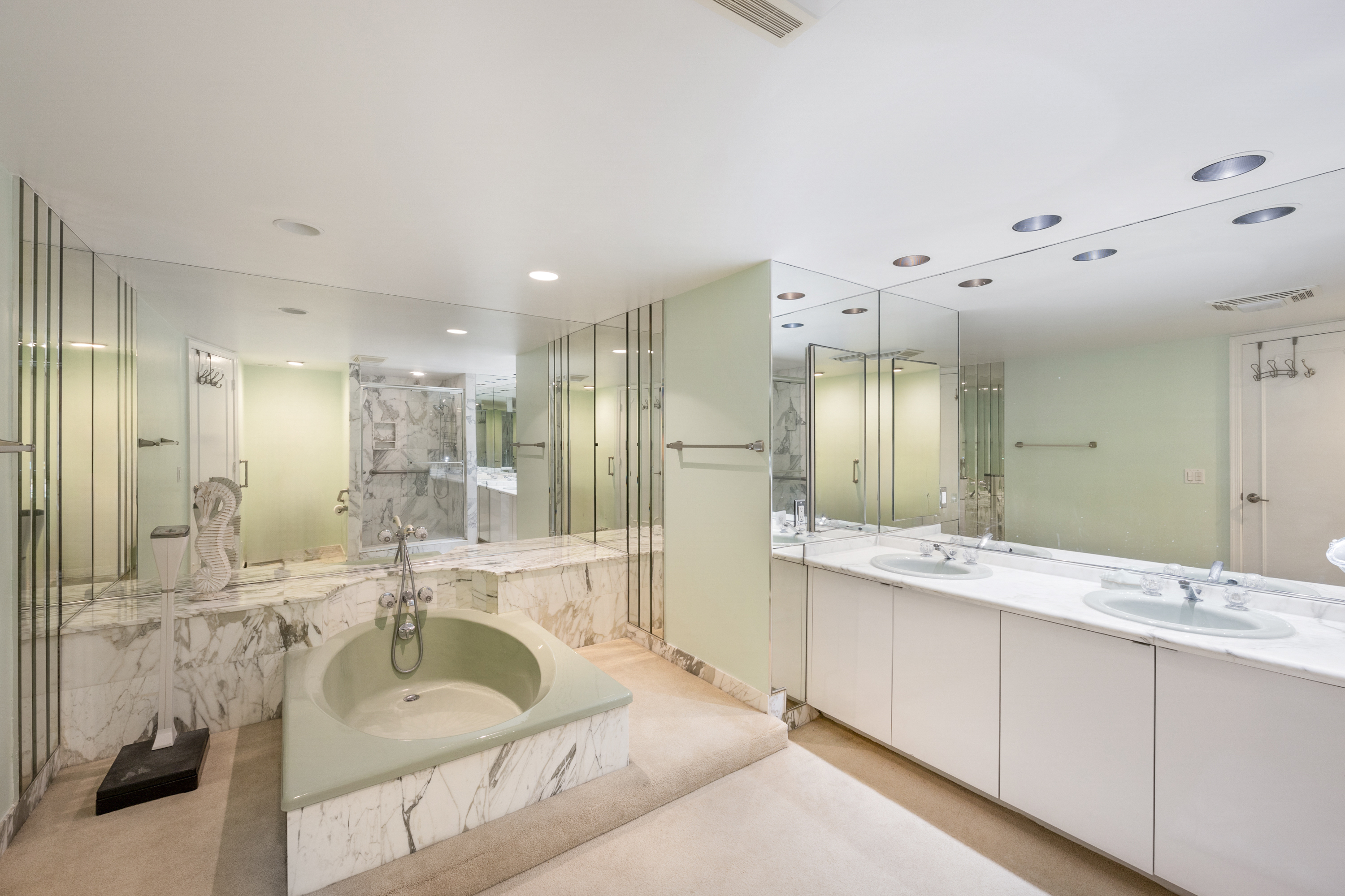 2200 S Ocean Ln #808