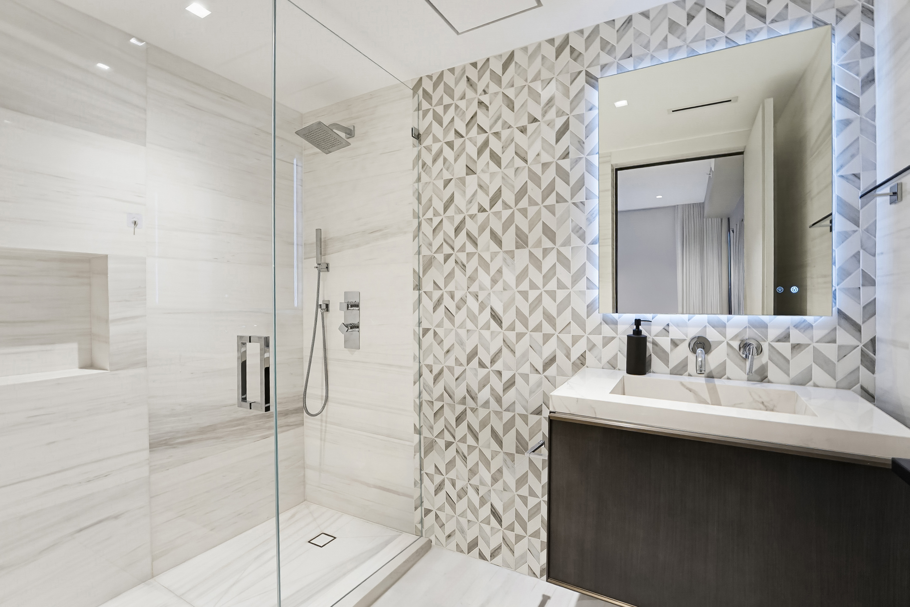5875 Collins Ave Unit# 902