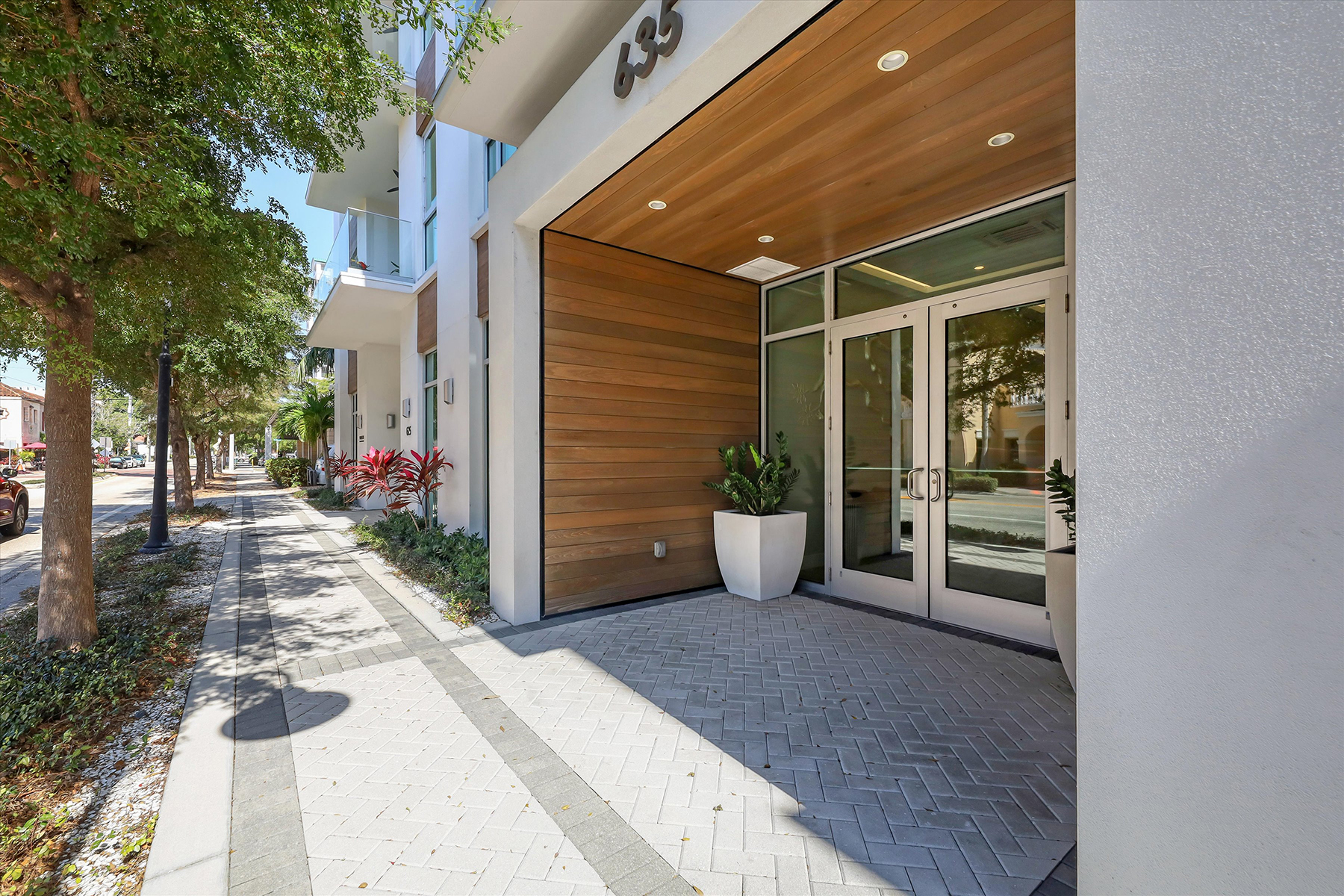 635 S Orange Avenue , 402